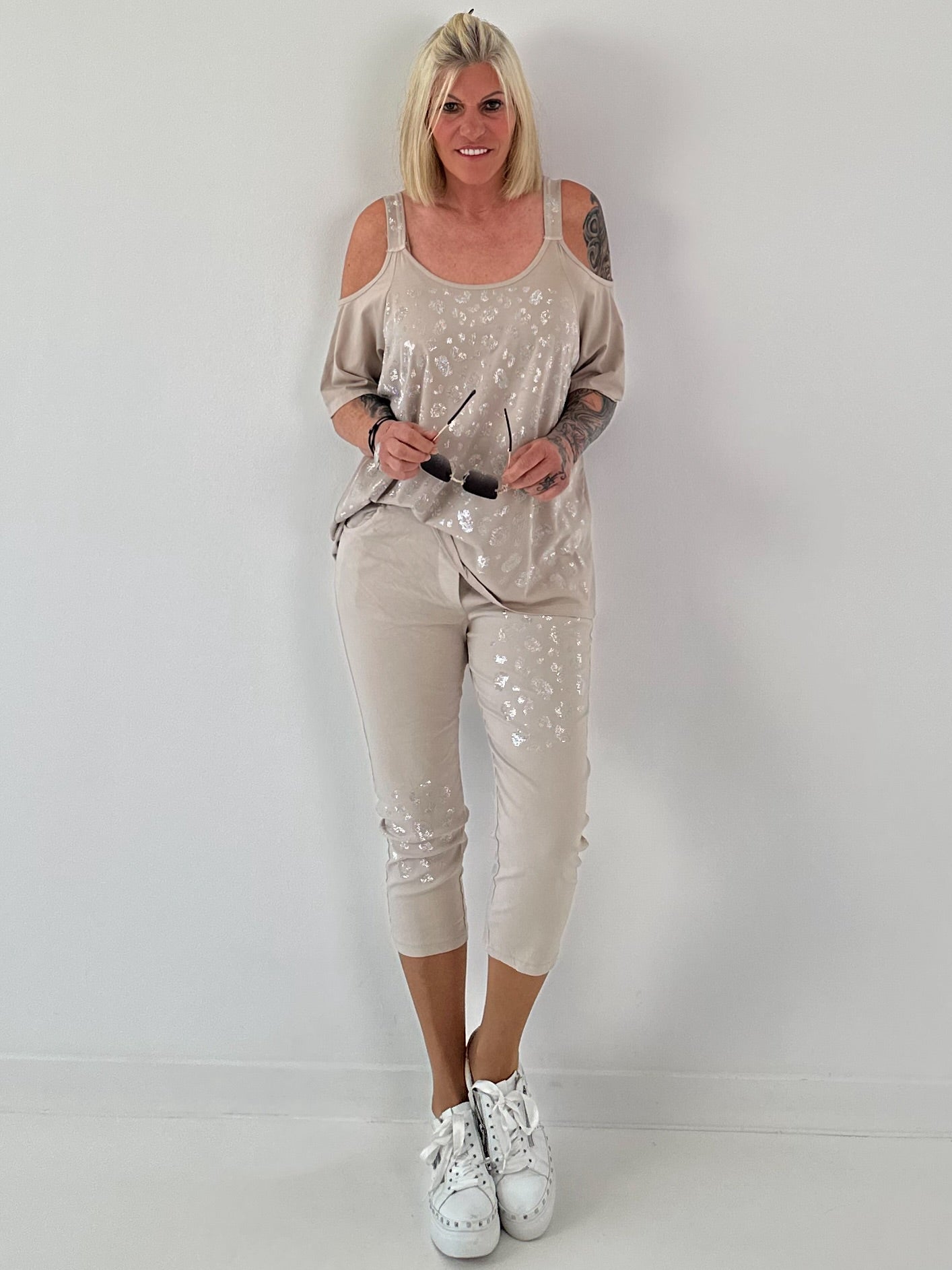 Shirt mit Cold Shoulder und Leo Strass - beige