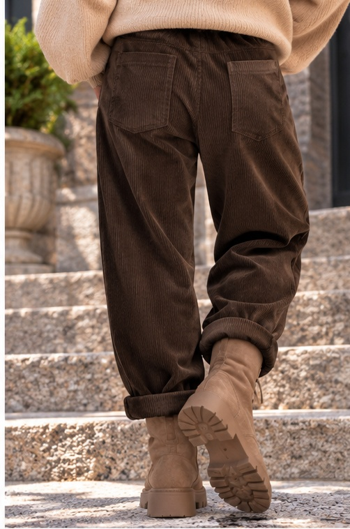 Cordhose mit großen Taschen und Gürtel - mokka ( lieferbar ab ca. 03.11.26)