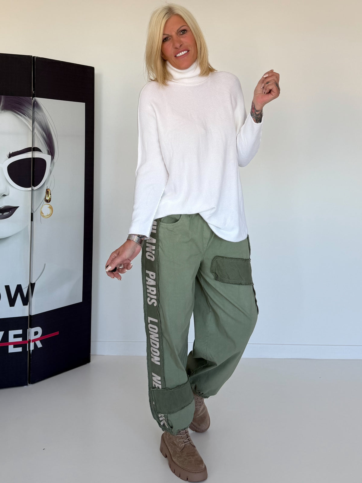 Hose mit City-Statement-Print - khaki