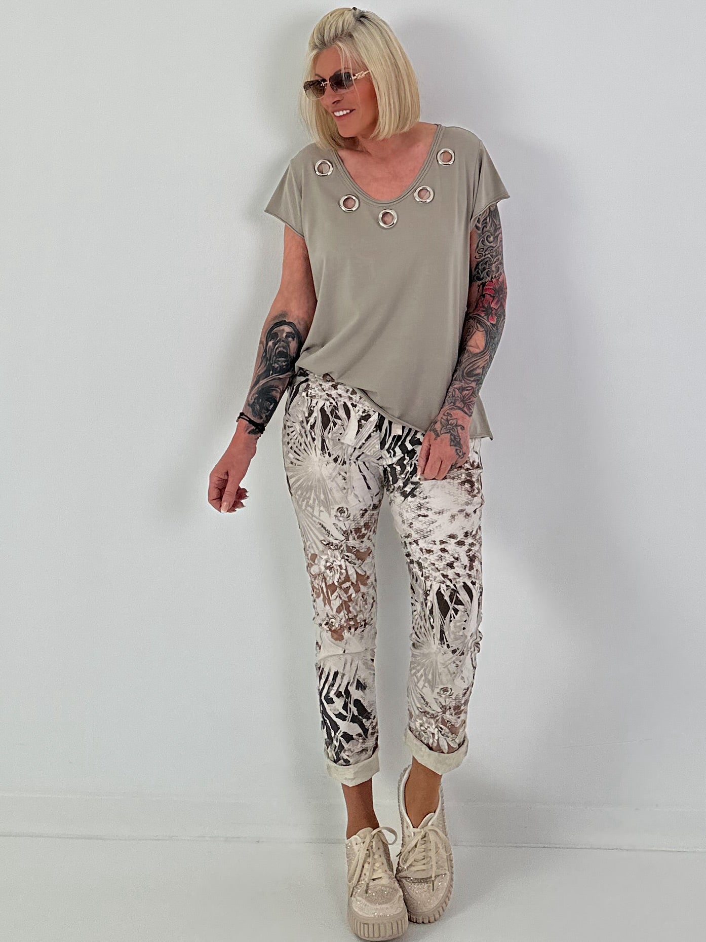 T-Shirt mit Ösen-Ausschnitt - taupe
