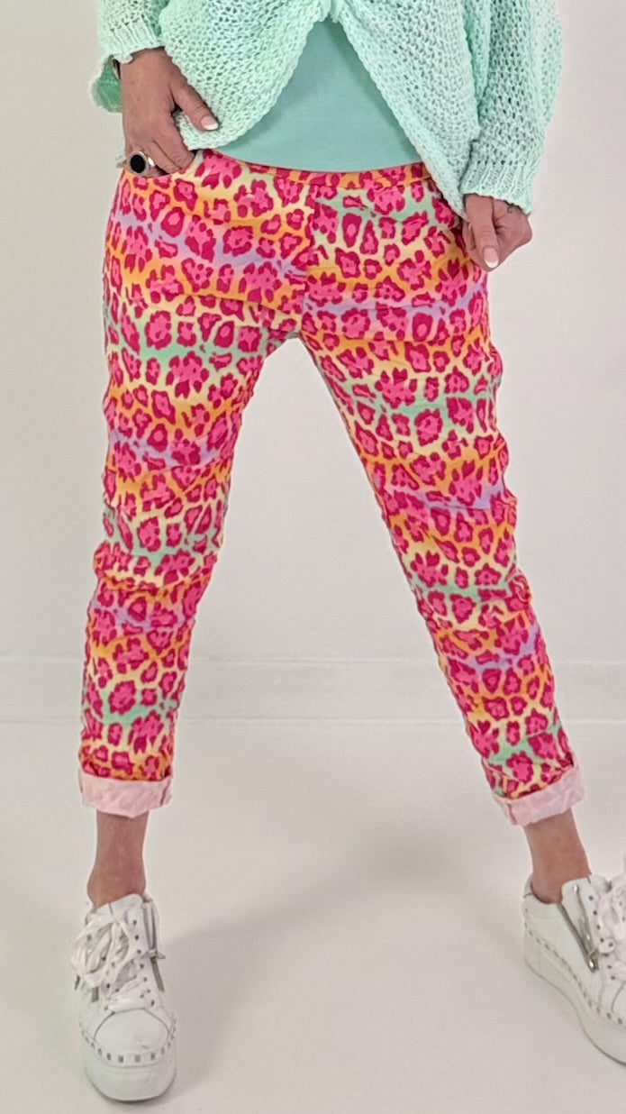 Hose mit Leo Print - pink-mehrfarbig