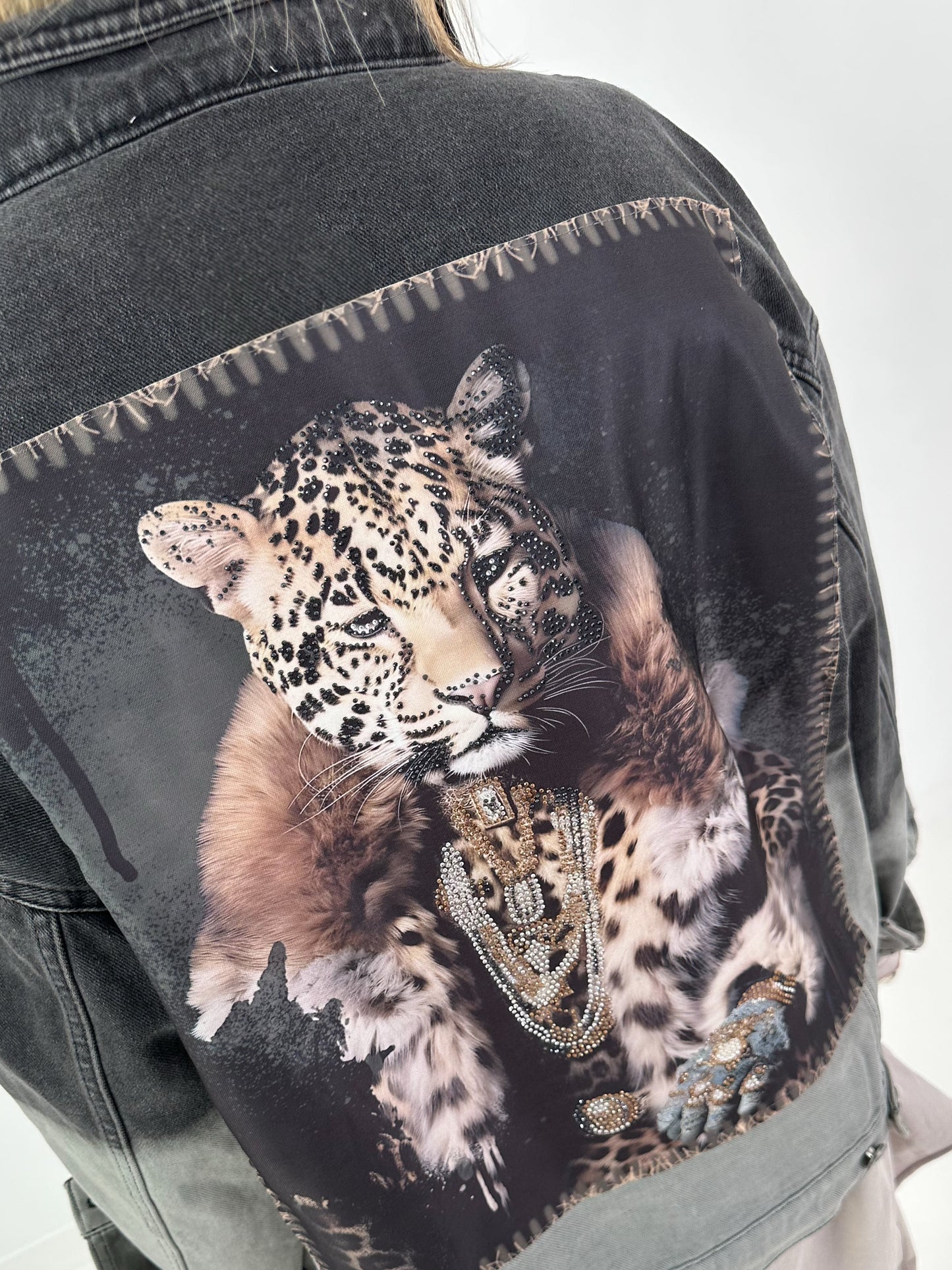 Stylische Jacke mit Farbverlauf und großem Rückenpatch - schwarz - grau