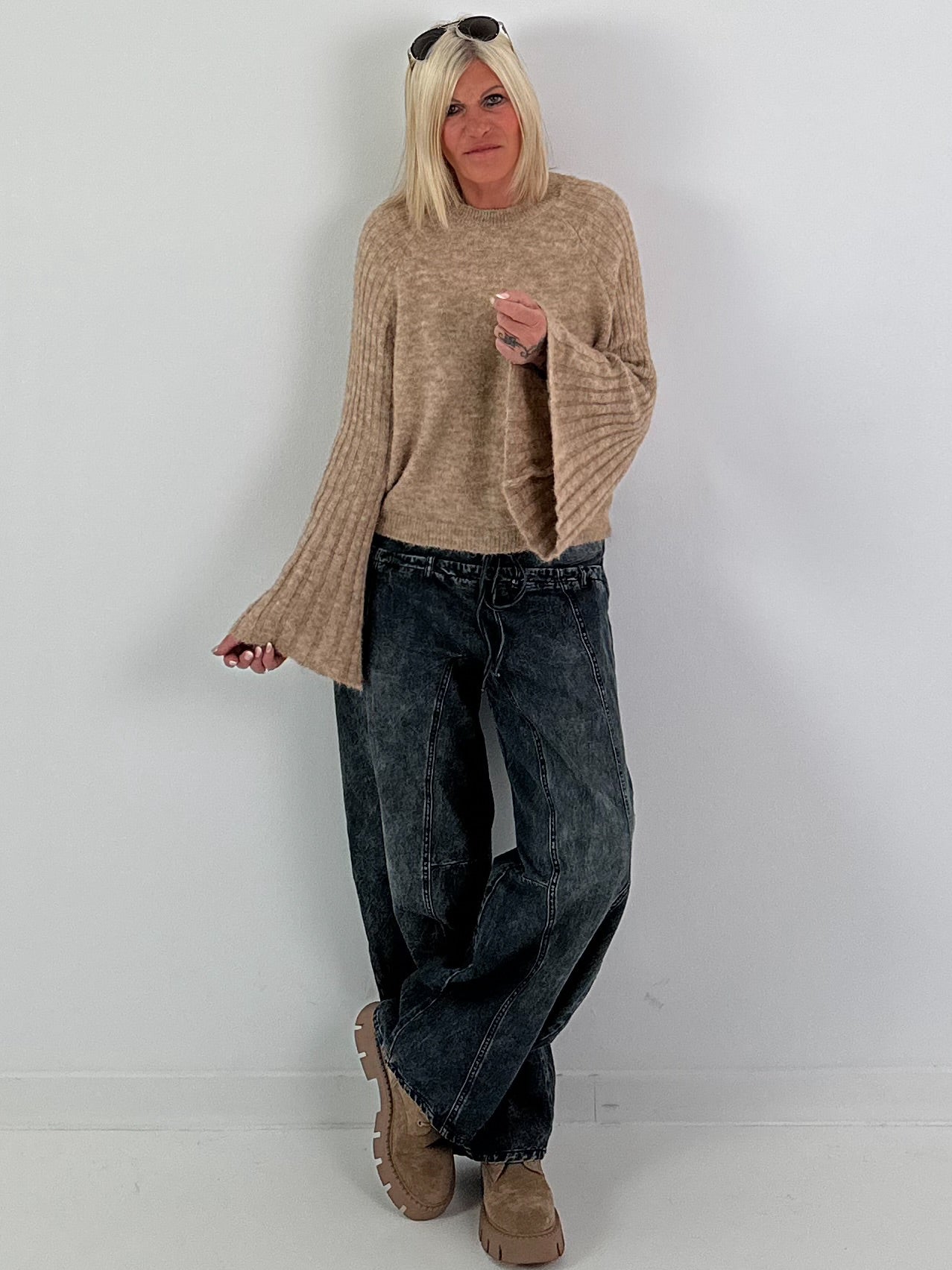 Weicher Pullover mit stylischen Trompetenärmeln - camel
