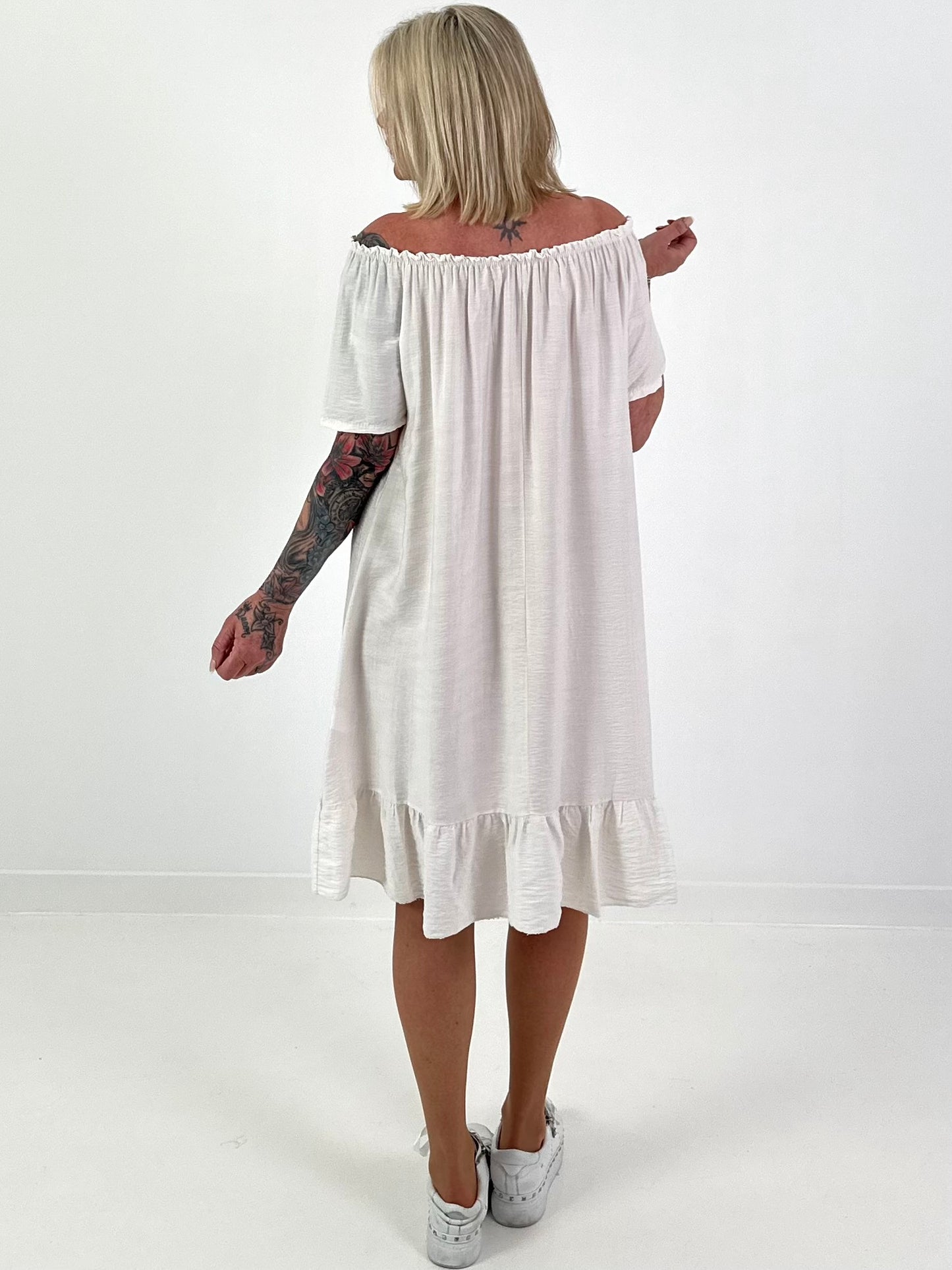 Kleid mit kurzen Ärmeln und Volant - beige