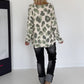 Pullover mit V-Ausschnitt und Leo-Print - leo-oliv