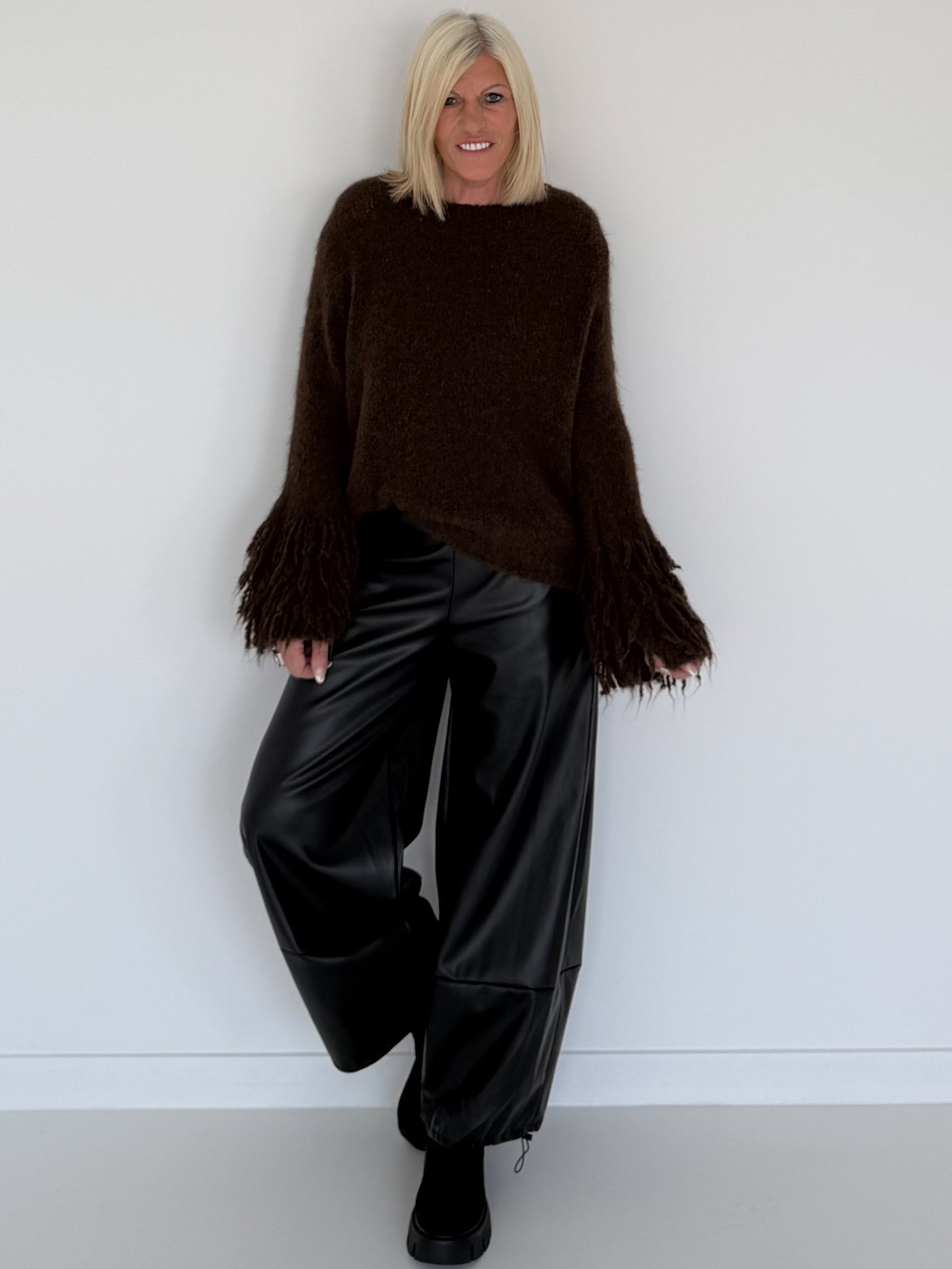 Kuschliger Pullover mit Fransen-Details - mokka