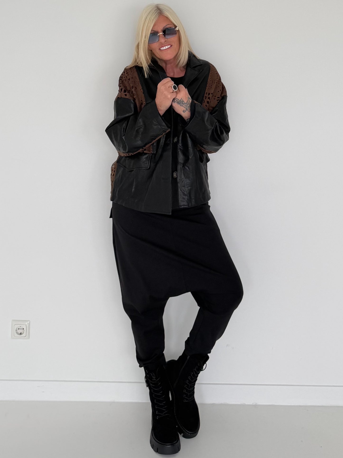Jacke in Lederoptik mit Cut-Out Muster - schwarz-camel