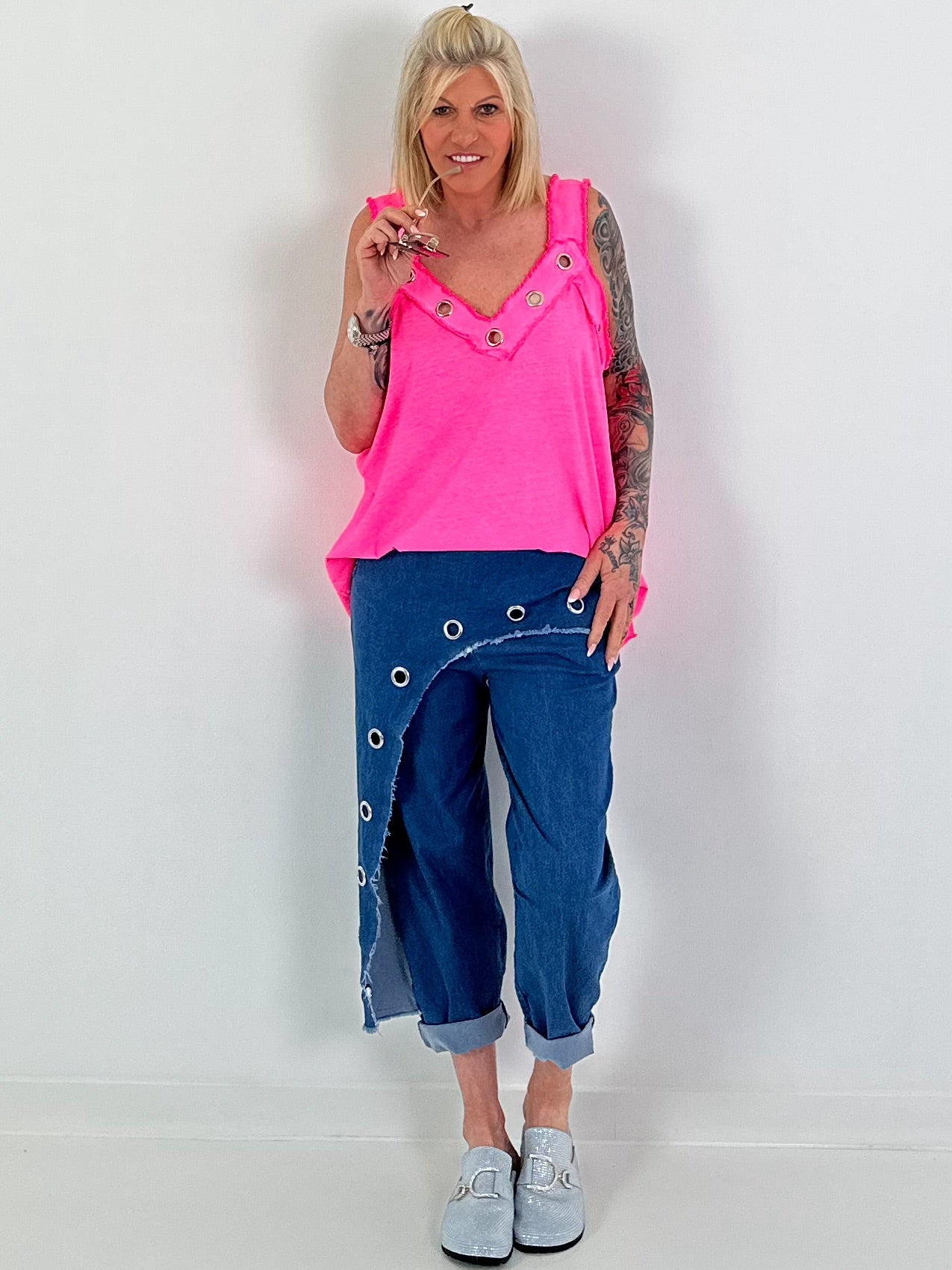 Oversized Top mit silbernen Ösen - neonpink