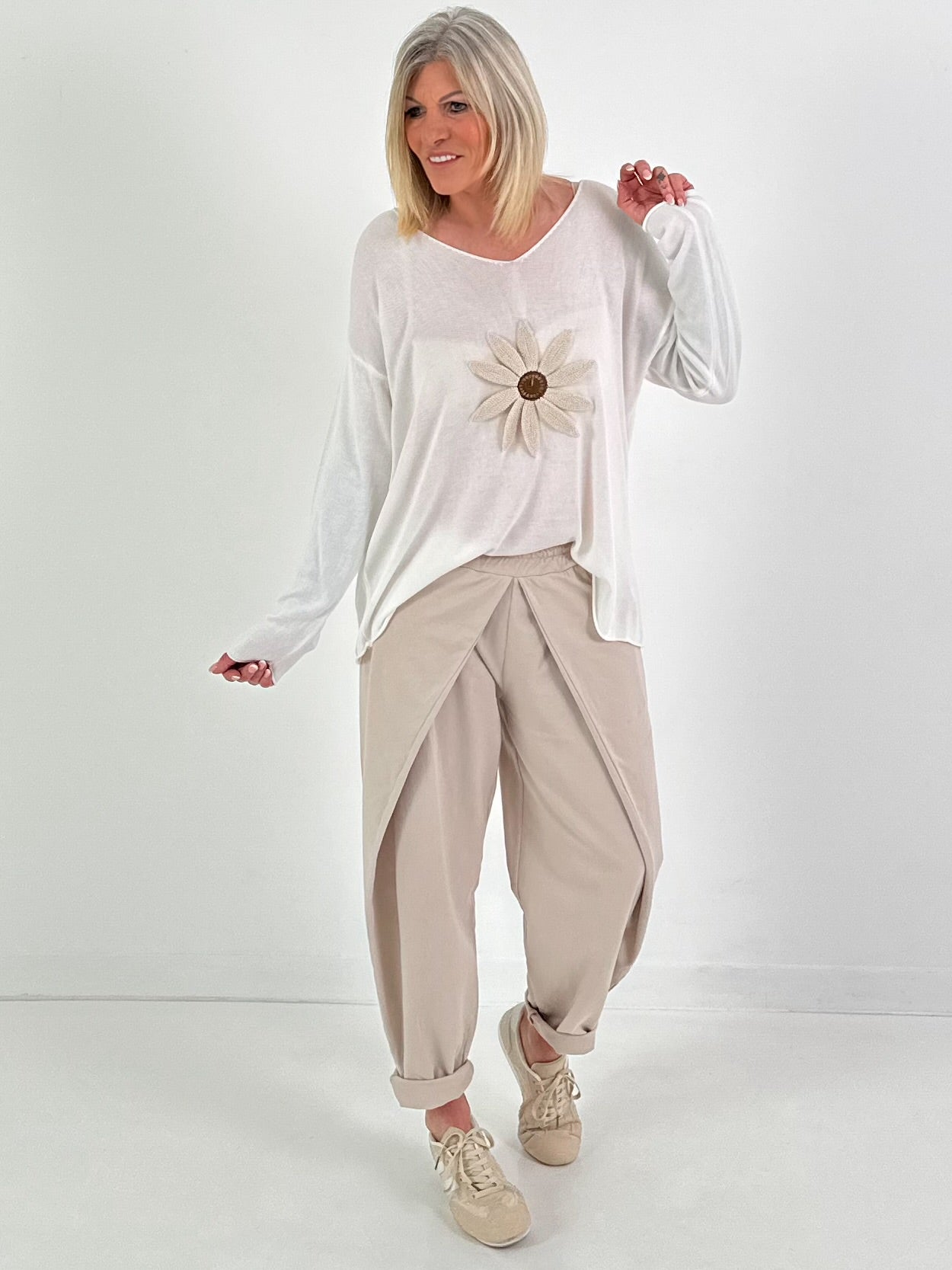 Pullover mit Häkelblume - weiss