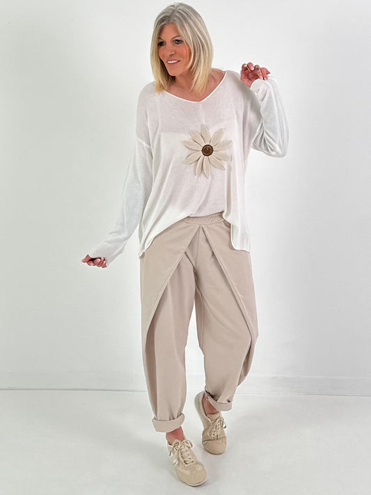 Pullover mit Häkelblume - weiss