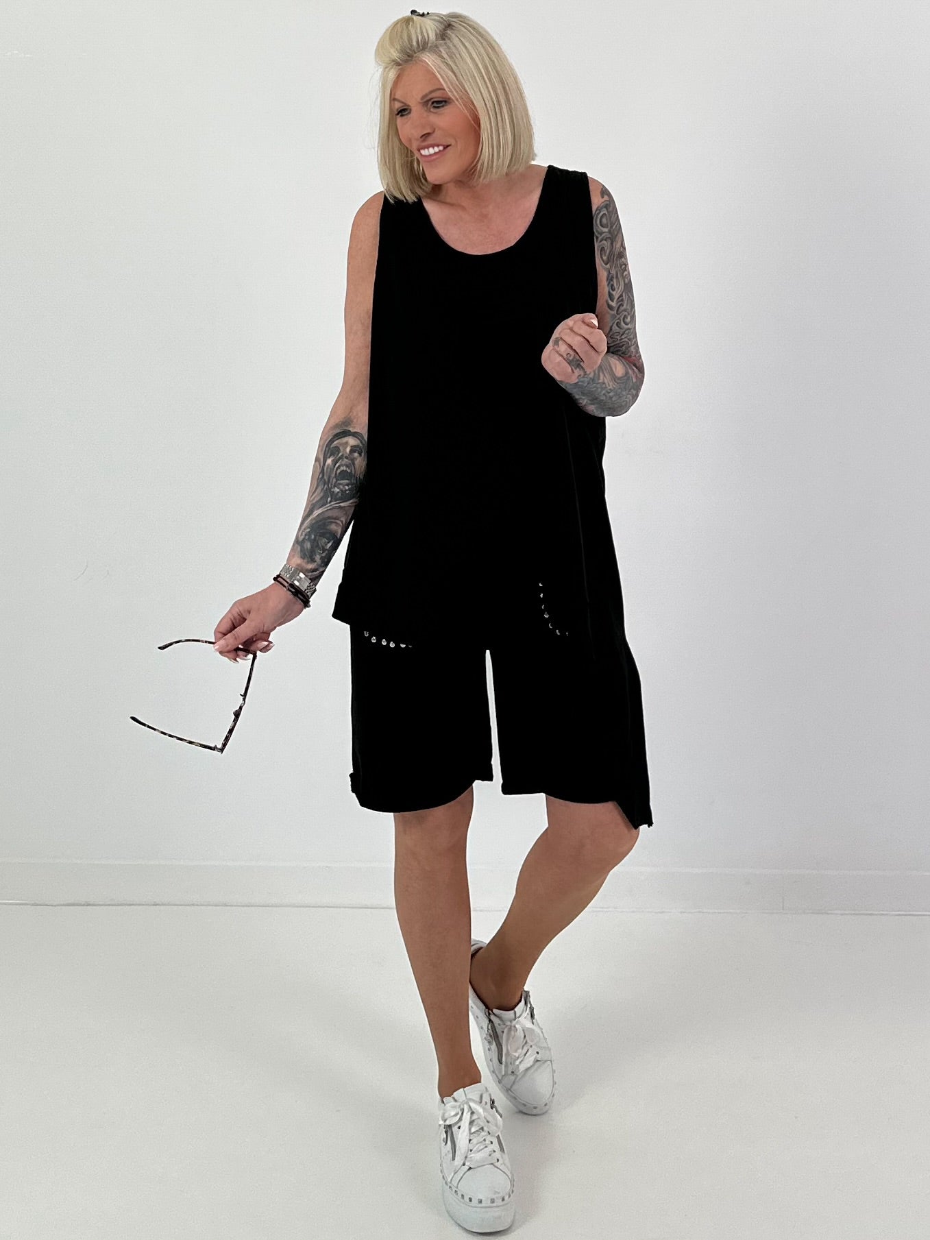 Top with cut-out and asymmetrical hem - black