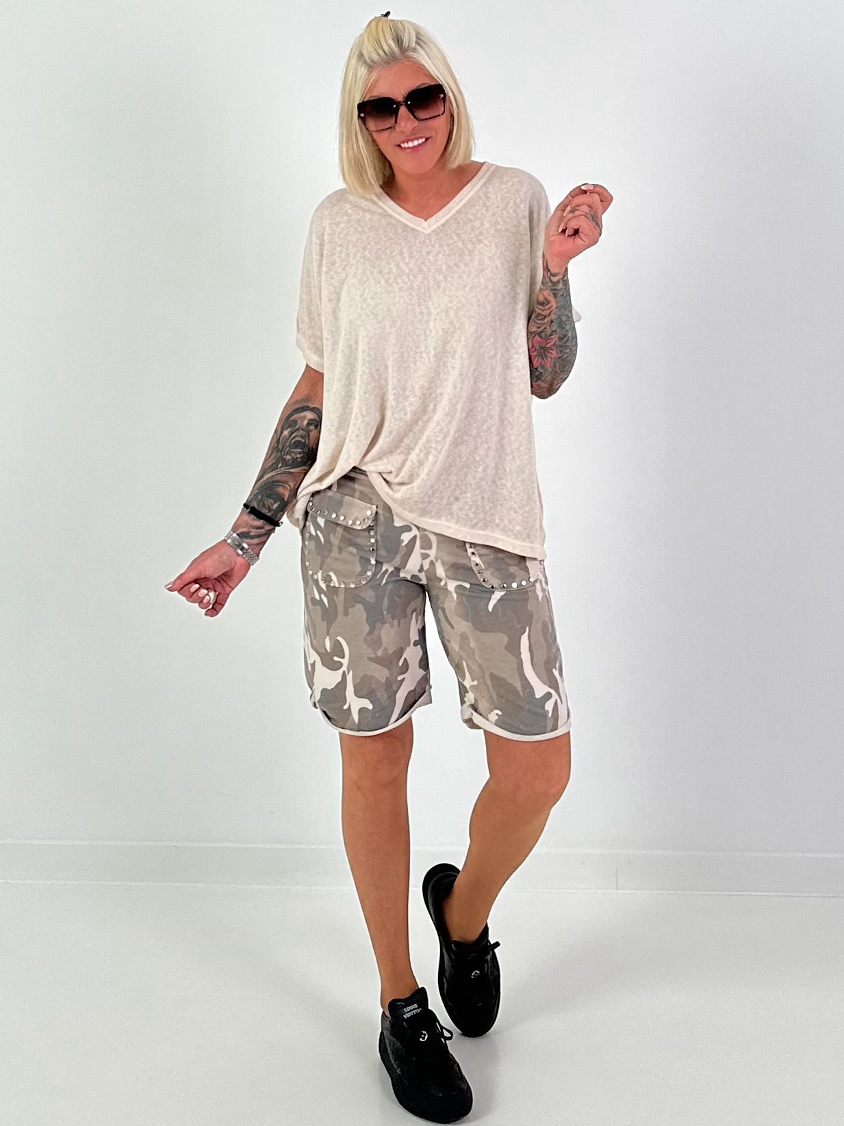 Fine-knit V-neck T-shirt - beige