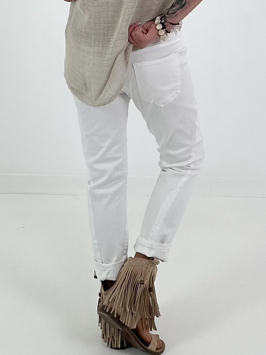 Jeans with crocheted floral appliqués - white