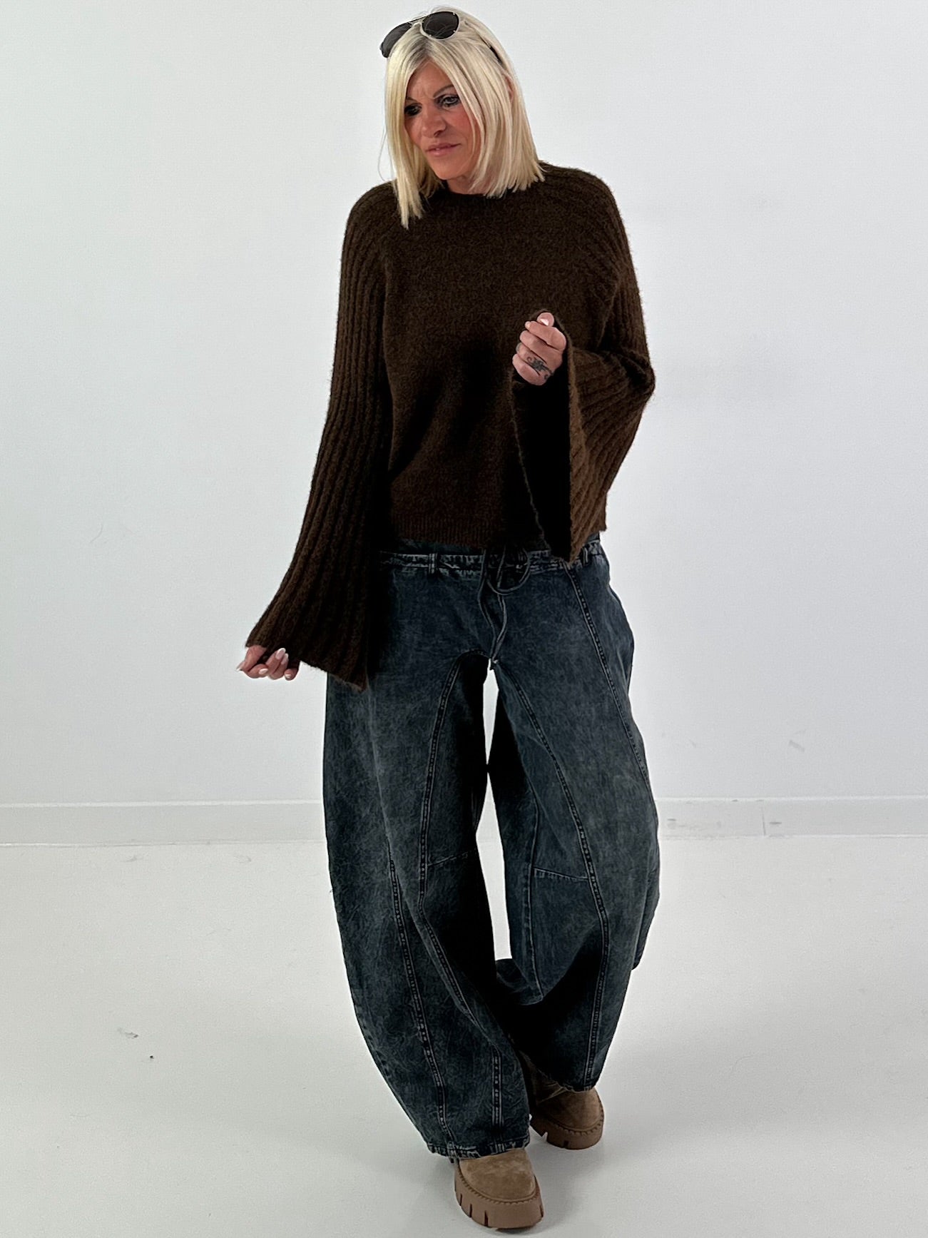 Weicher Pullover mit stylischen Trompetenärmeln - mokka