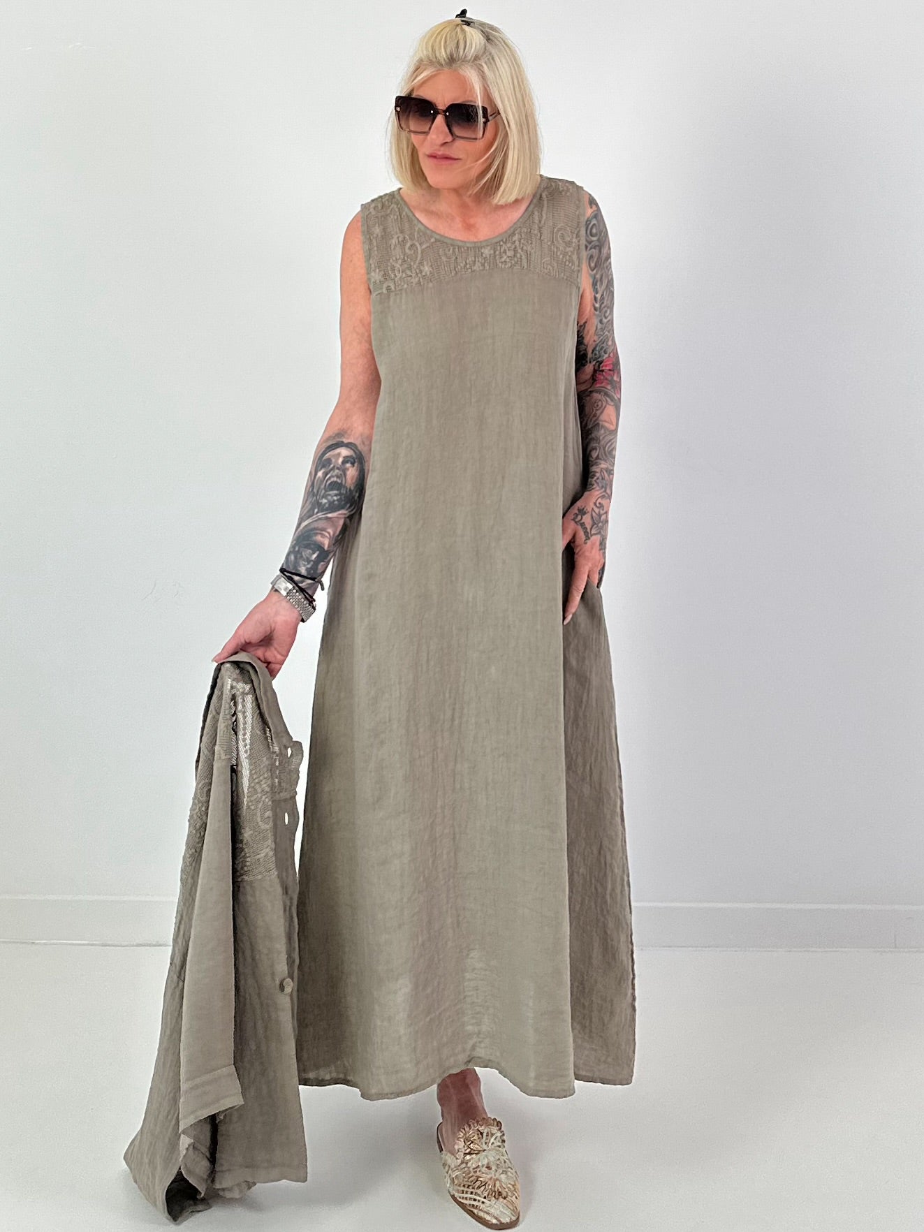 Mouwelose linnen jurk met haakwerk - taupe