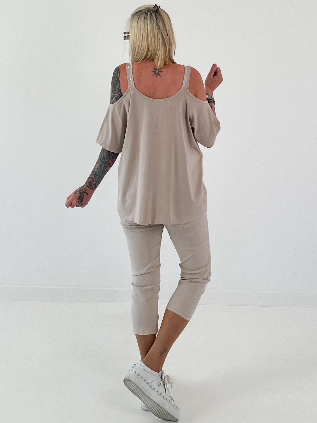 Shirt mit Cold Shoulder und Leo Strass - beige