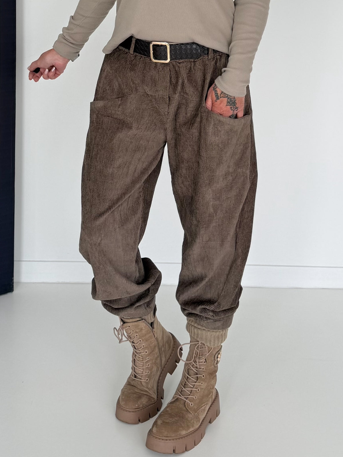 Cordhose mit Gürtel - taupe (lieferbar ab ca. 18.09.26)
