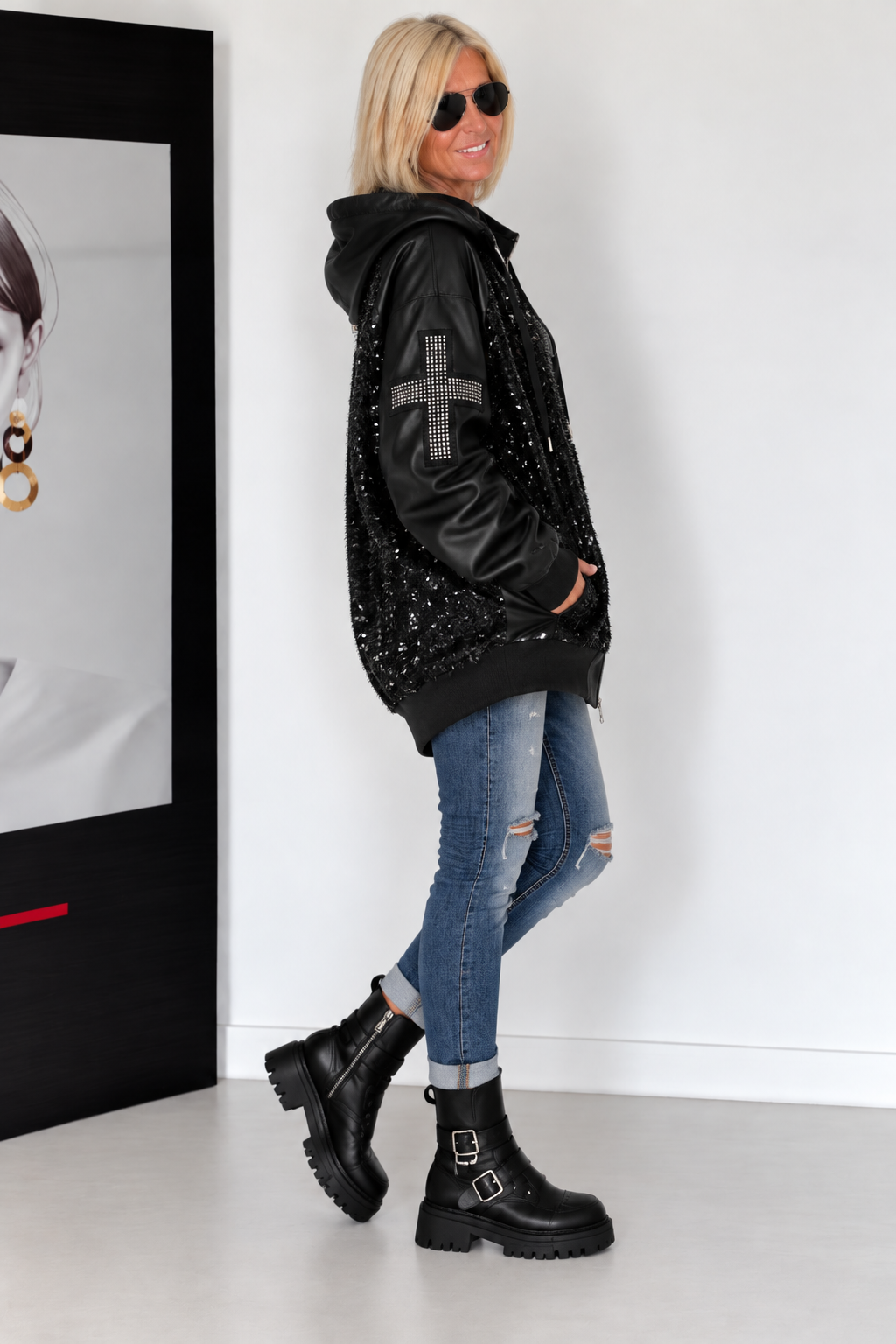 Jacke im Materialmix mit Pailletten und Strasskreuz - schwarz