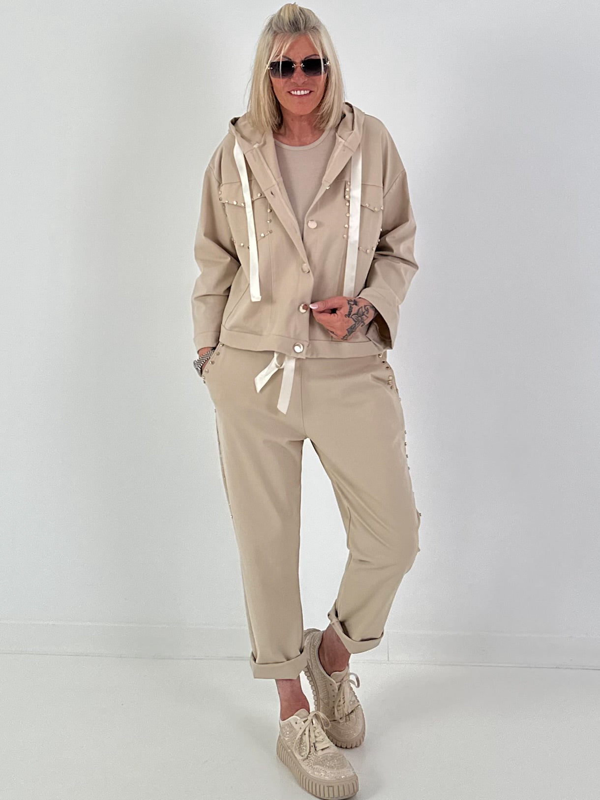 Jacke mit goldenen Nieten-Details - beige