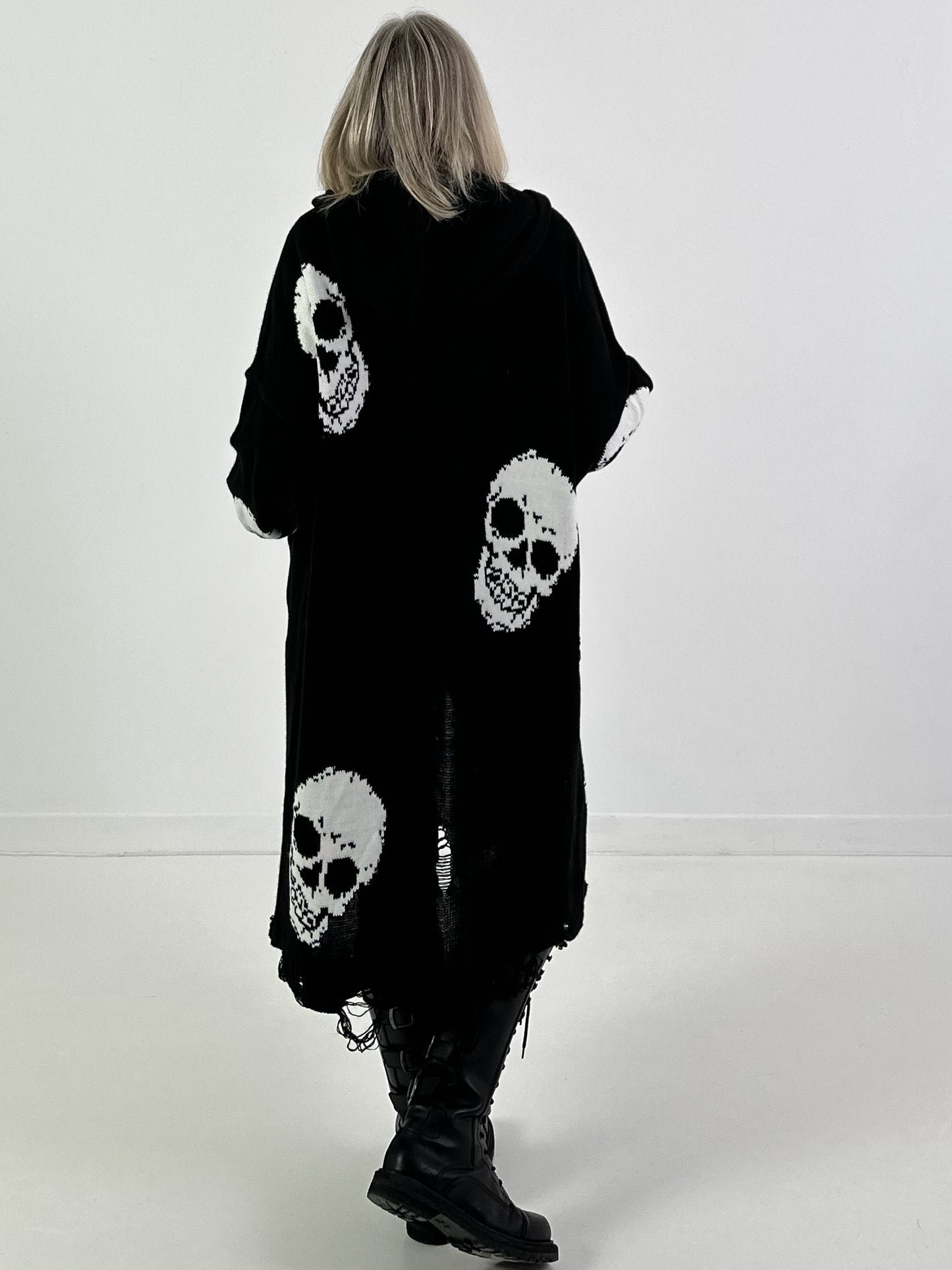 Oversized Strickmantel mit Kapuze Modell "Skull" - schwarz-weiss ( lieferbar ab ca. 13.12.25)
