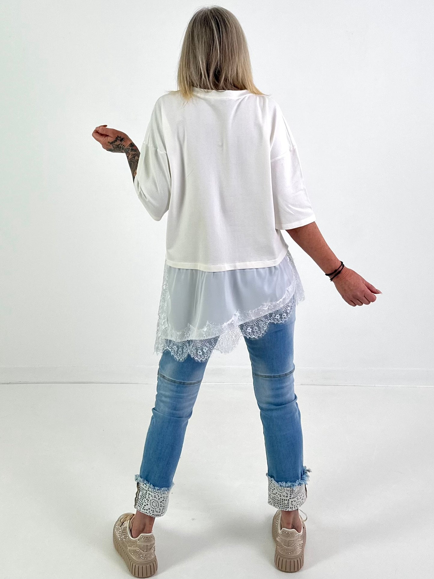 Shirt Modell "Layered Grace" - offwhite
