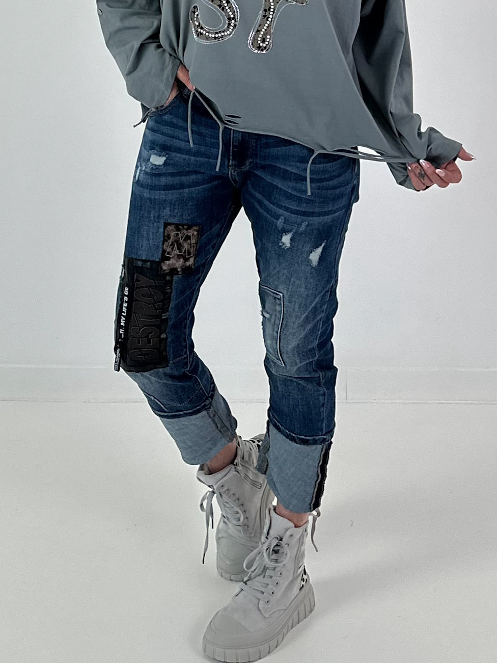 Destroyed Jeans mit aufwendigen Details - denim
