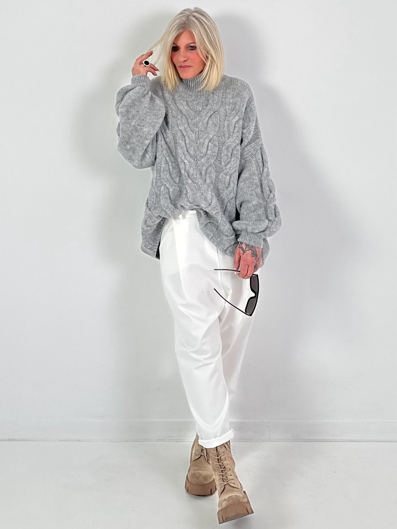 Lässiger Pullover mit Zopfmuster Modell "Pure Cable" - hellgrau