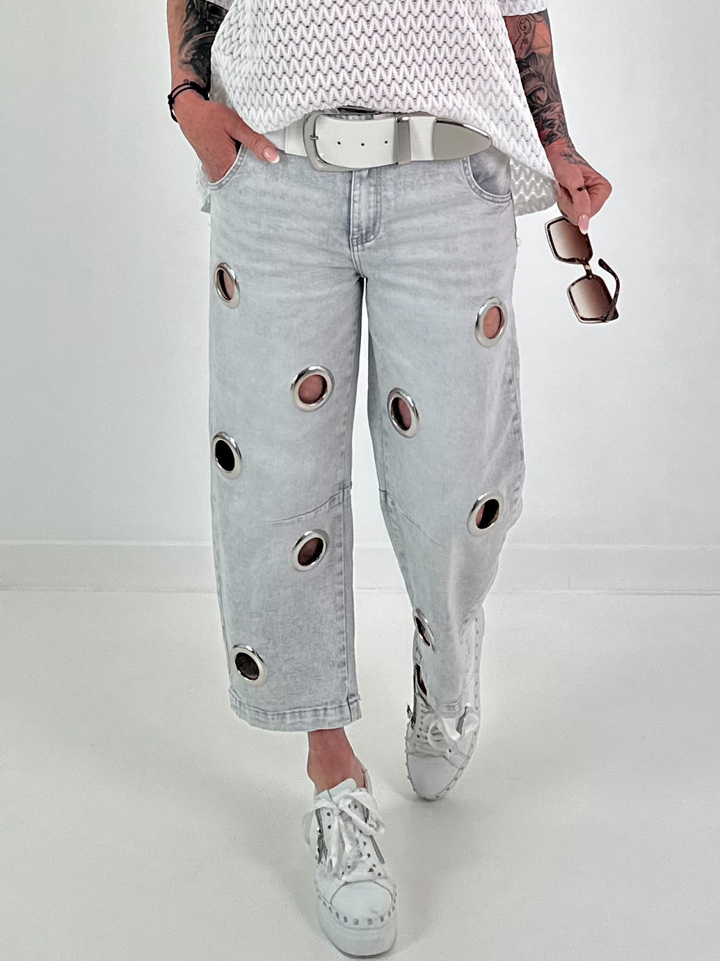 Jeans with silver eyelets - gray