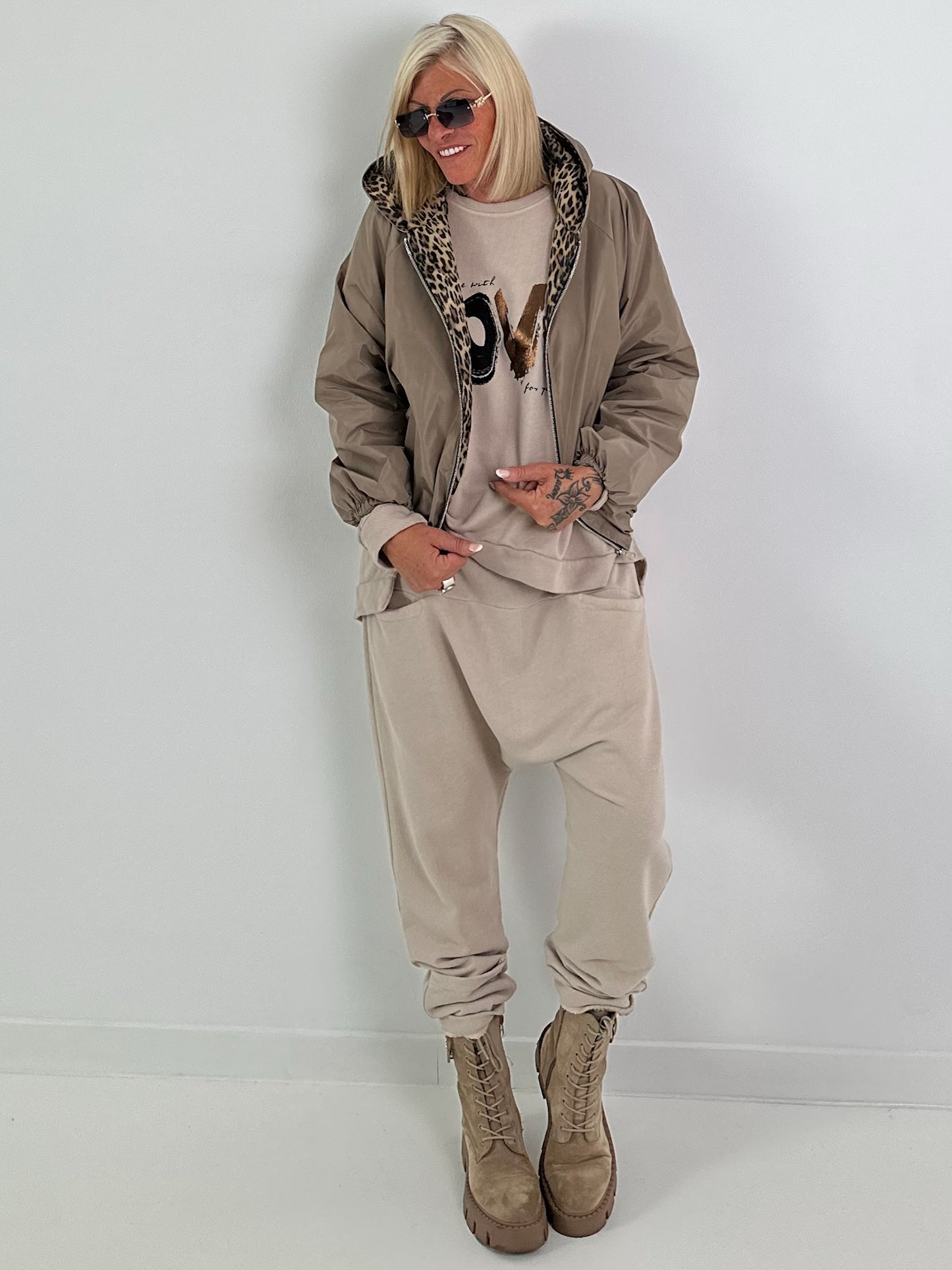 2 in 1 Jacke mit Leo-Print - taupe