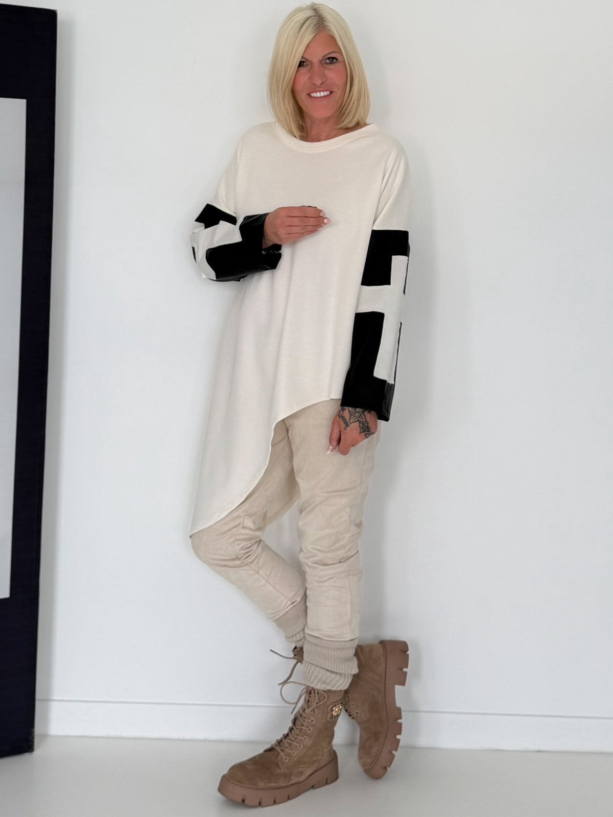 Asymmetrischer Sweater mit Kreuz- und Lederoptik-Details - creme