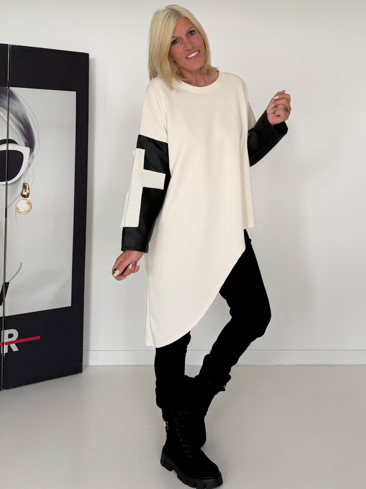 Asymmetrischer Sweater mit Kreuz- und Lederoptik-Details - creme