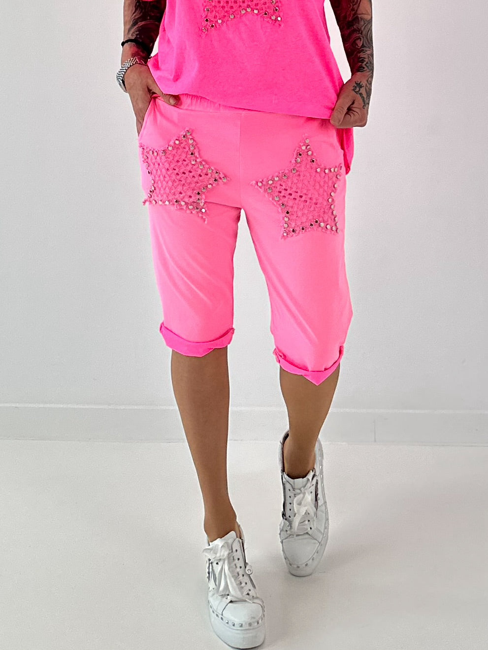 Sweat Short mit Häkelstern und  Nieten - neonpink