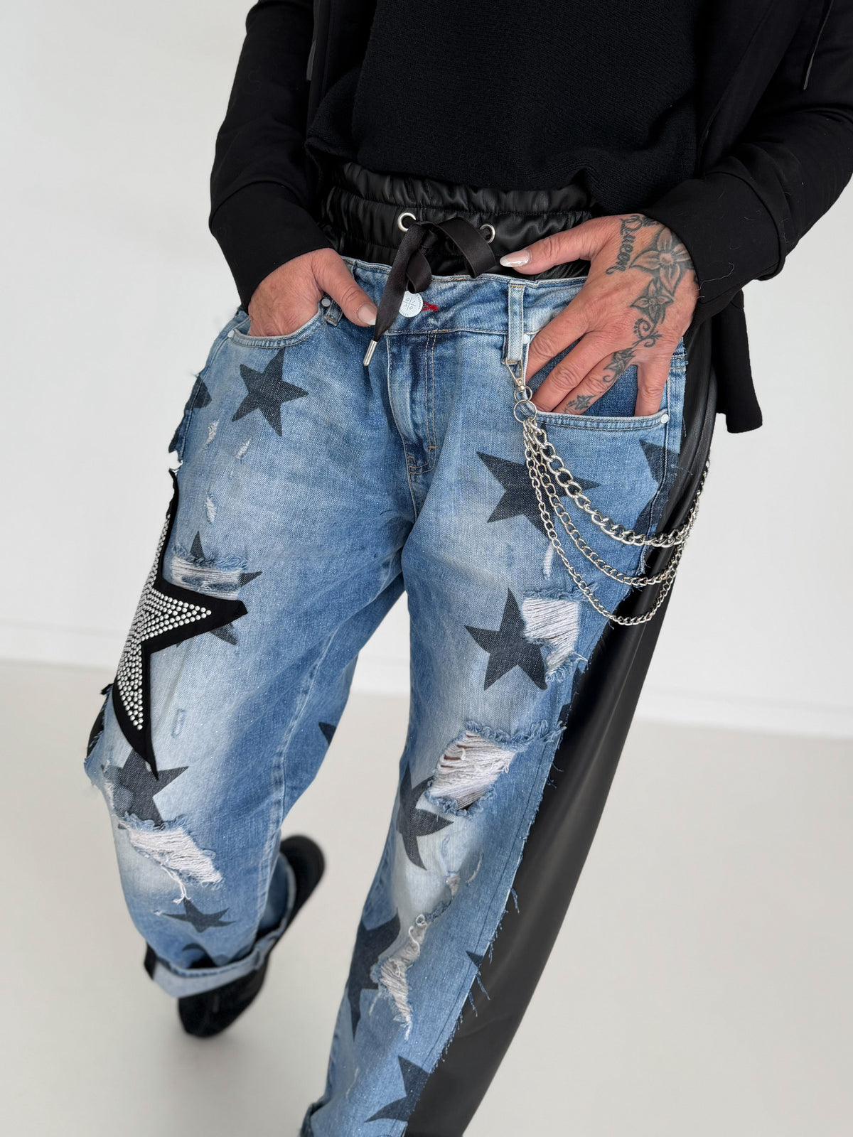 Boyfriend Jeans mit allover Sternen-Print und Ledereinsätzen - schwarz-denim