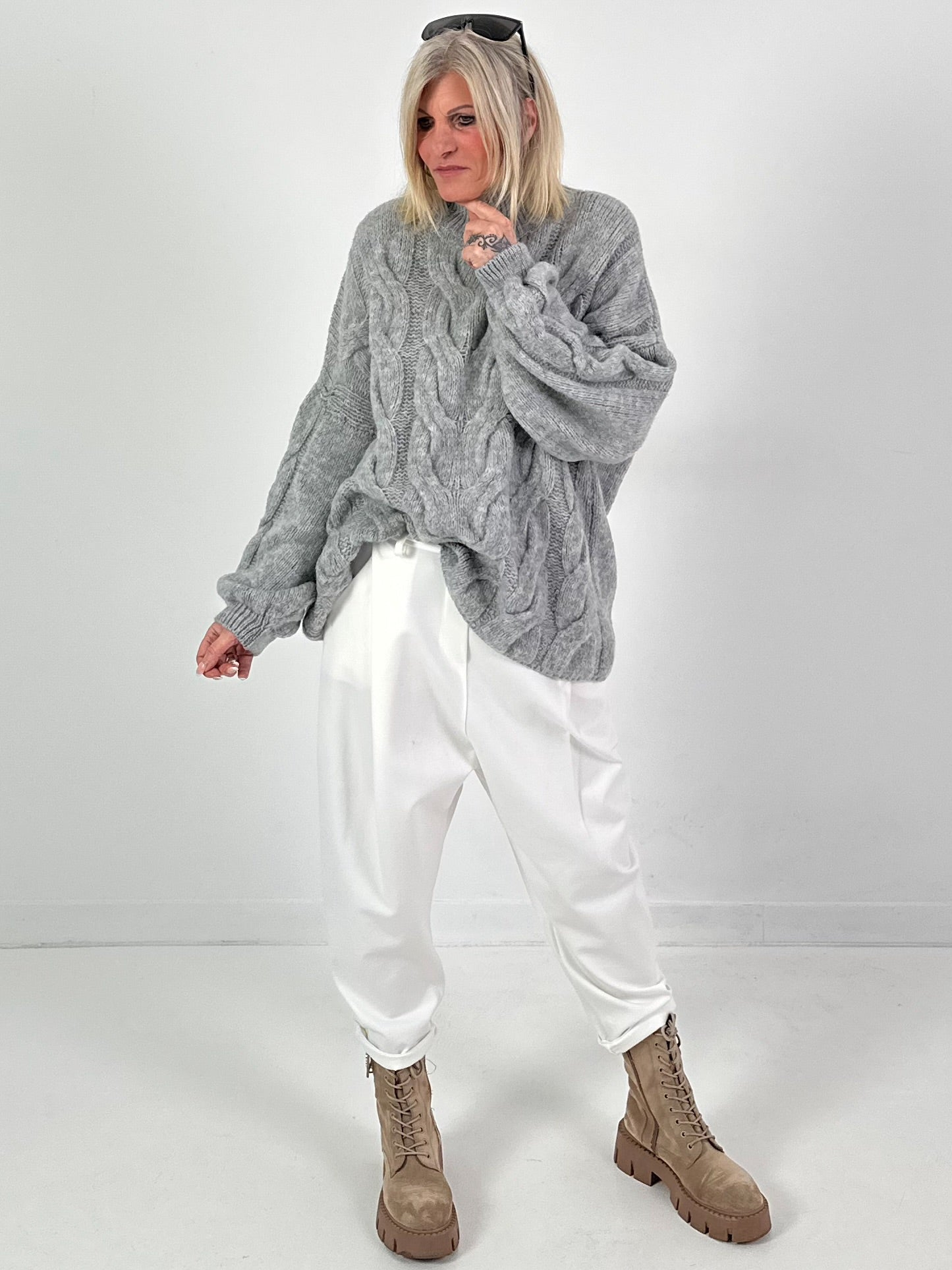 Lässiger Pullover mit Zopfmuster Modell "Pure Cable" - hellgrau