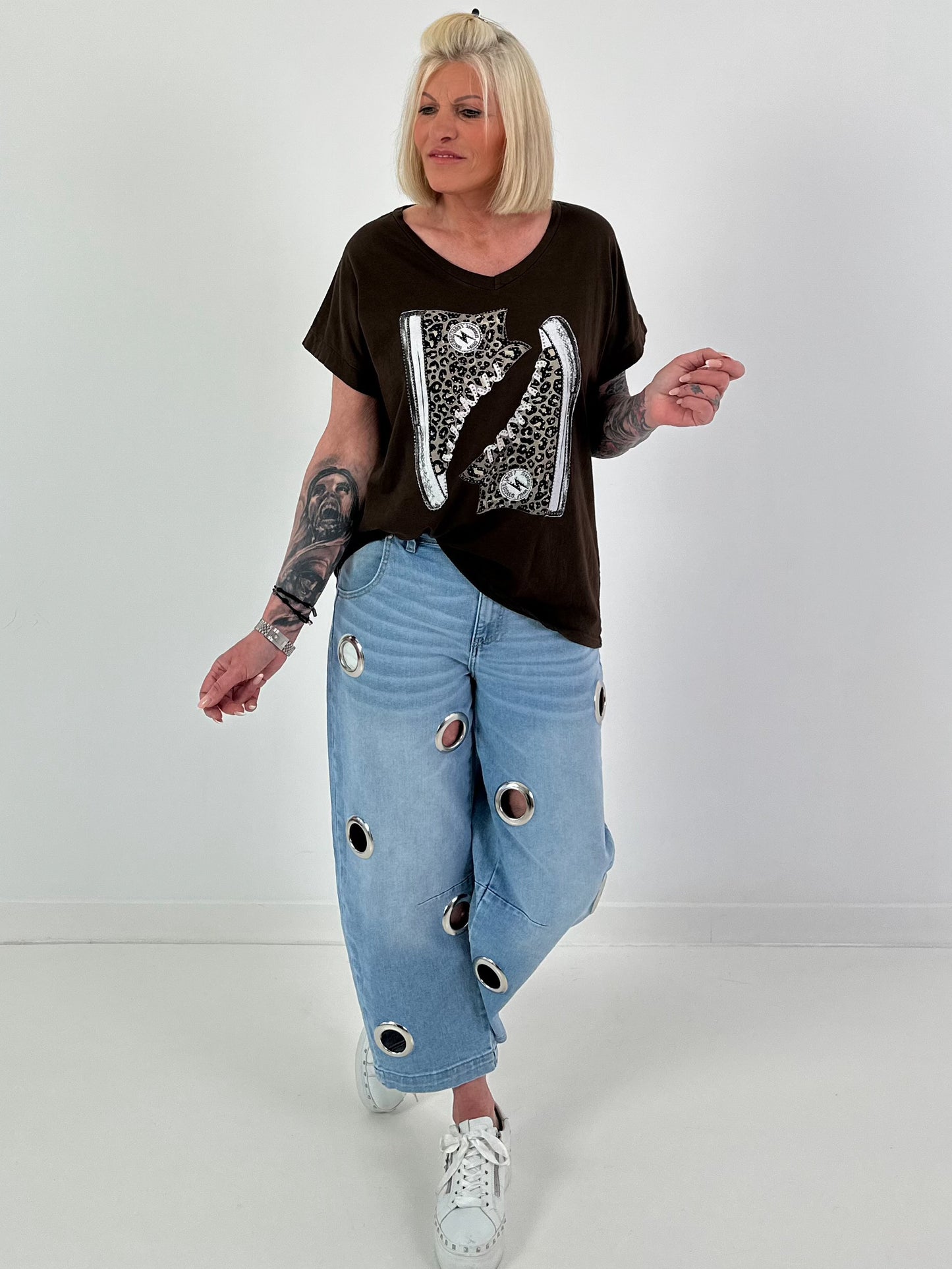T-Shirt mit Leo Schuhprint - schoko
