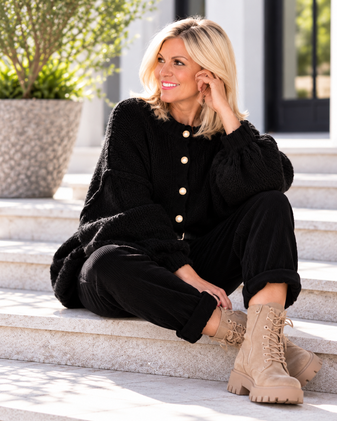 Kuschelige Oversized Strickjacke mit Außennähten - schwarz