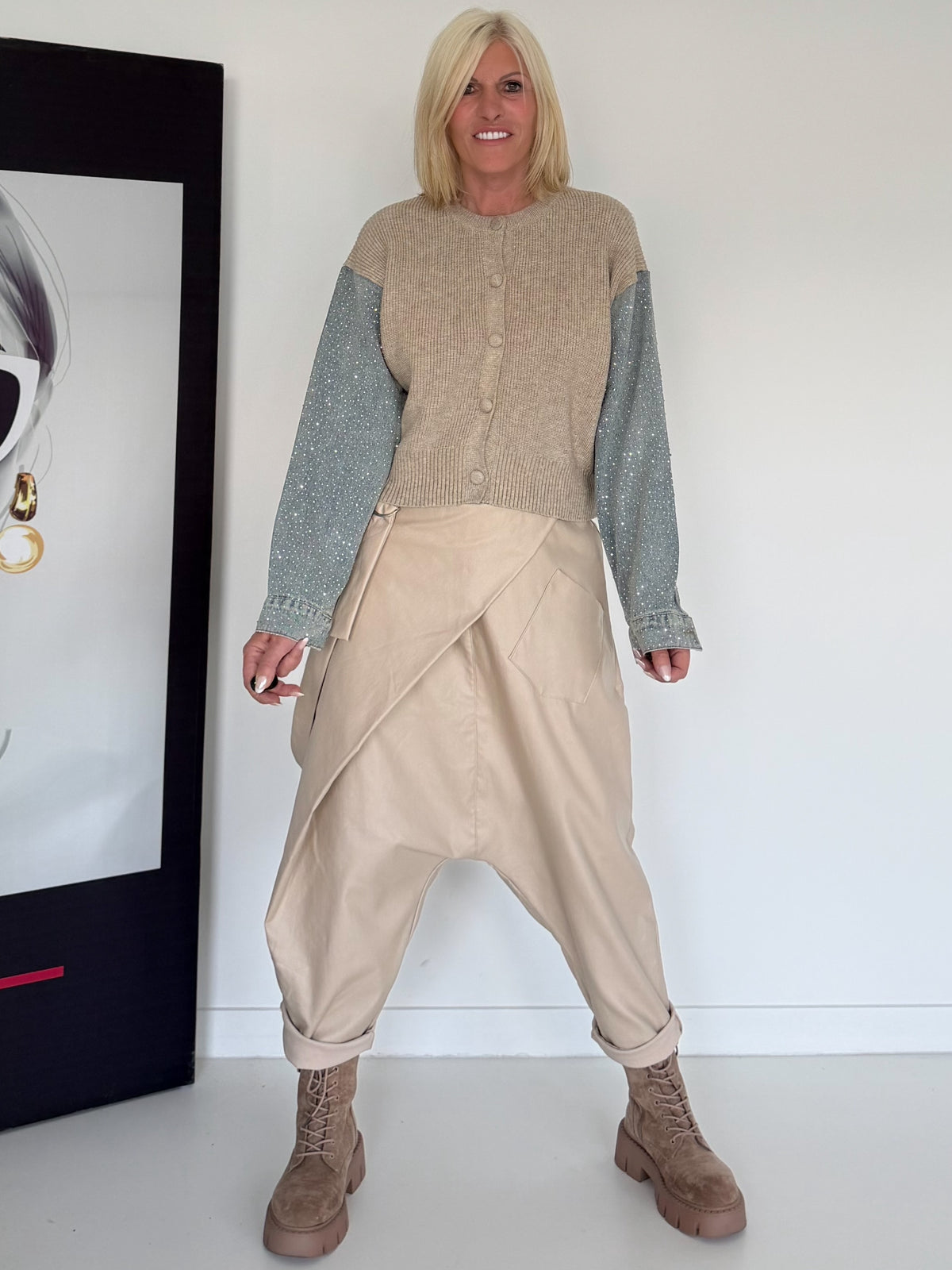 Strickjacke mit strassbesetzten Denim-Ärmeln - beige-denim