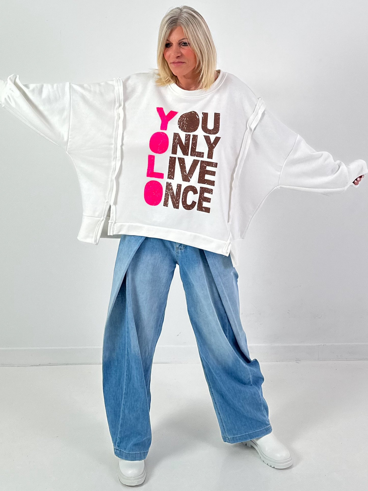 Sweatshirt Modell "YOLO" - weiss