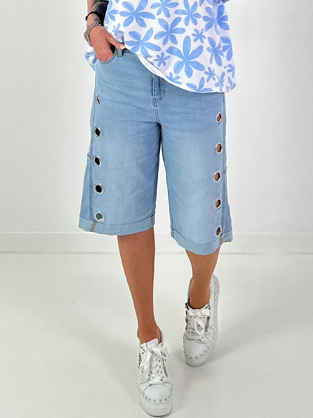 Jeansshort mit silbernen Ösen - denim