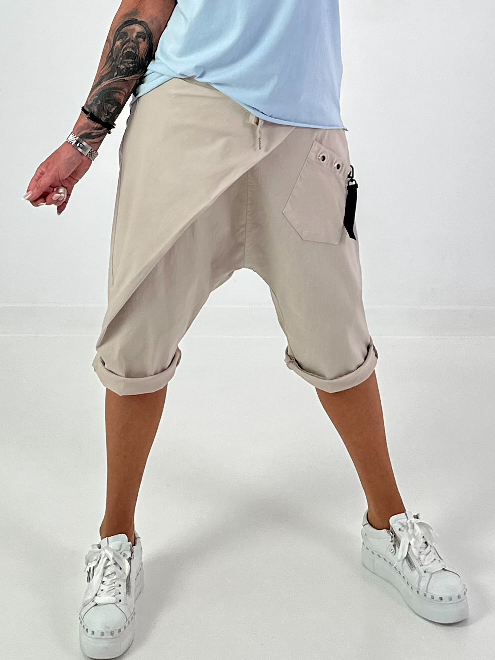 Kurze Baggy mit kleinen Ösen-Details - beige