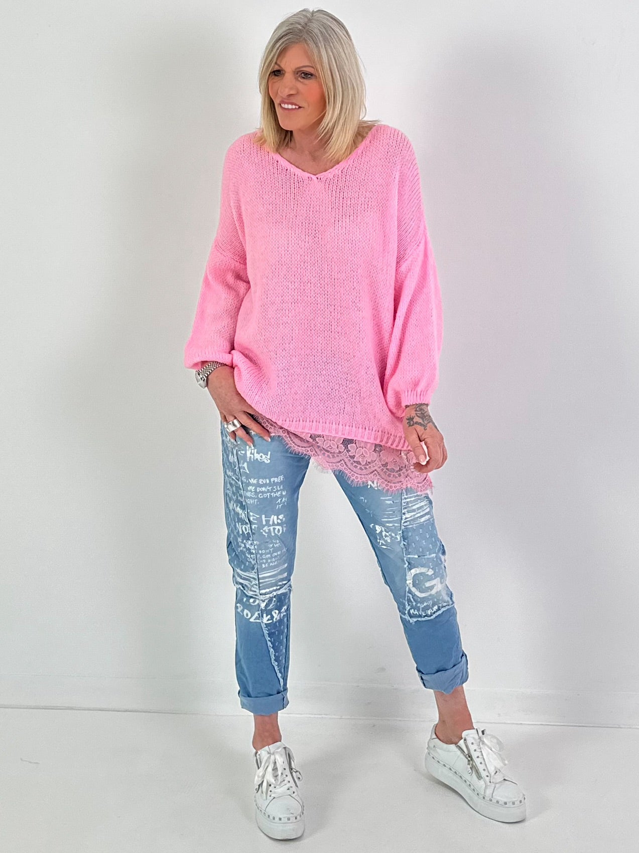 Pullover mit Spitzenrüsche - rosa