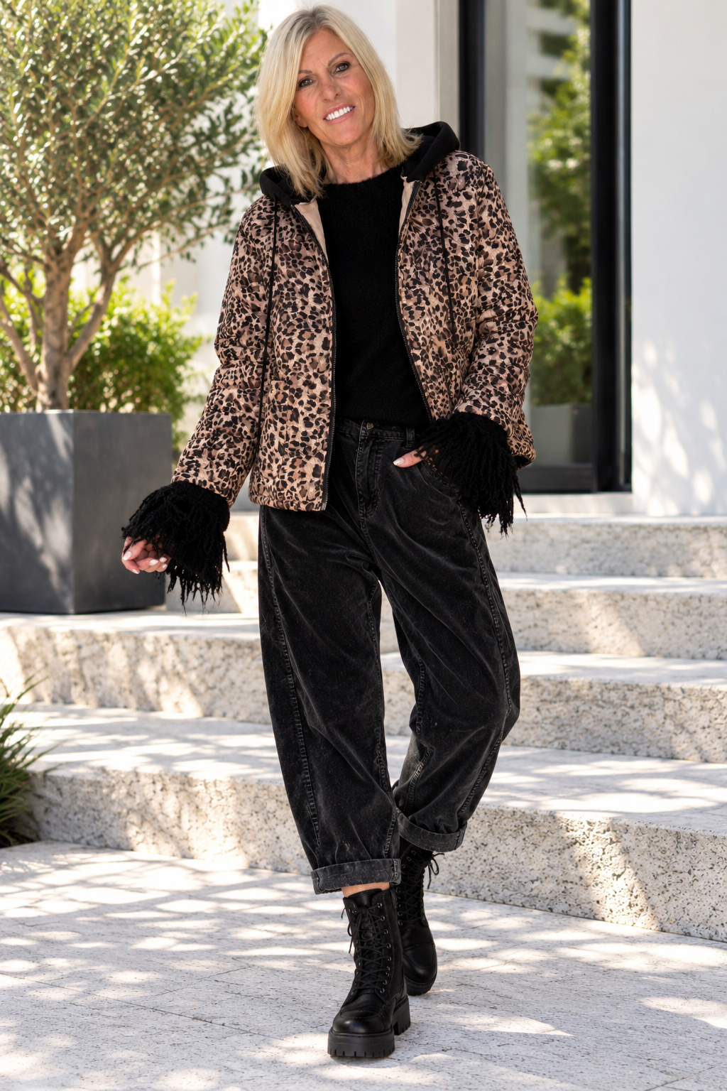 Jacke mit Kapuze im Leo-Look - leo-mehrfarbig