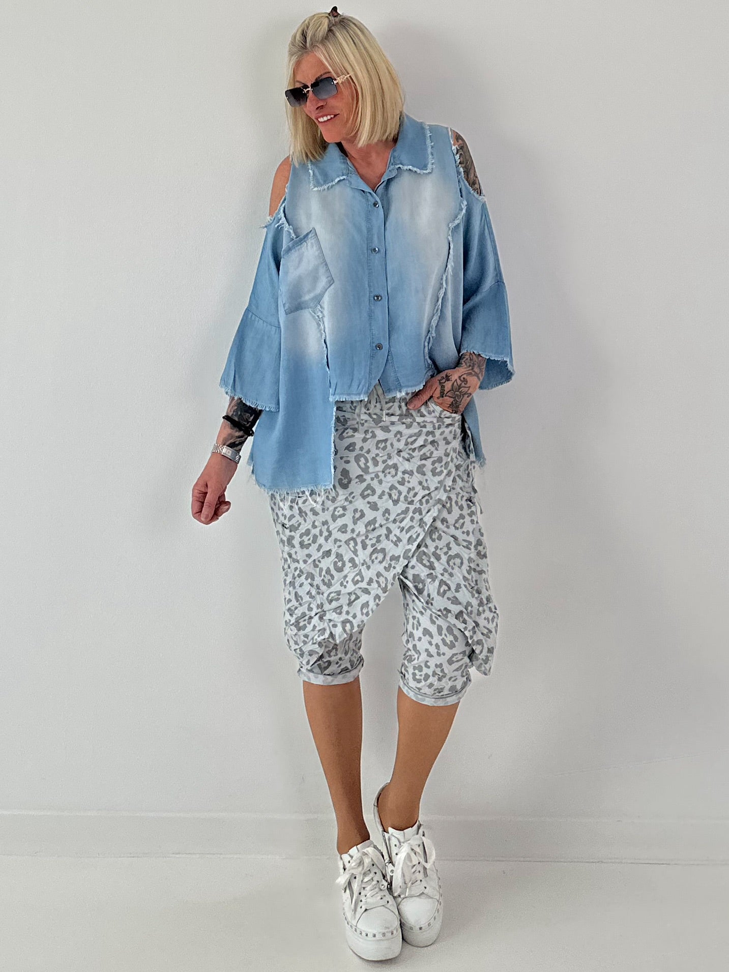 Jeanshemd mit Cold Shoulder und fransigen Abschlüssen - hellblau