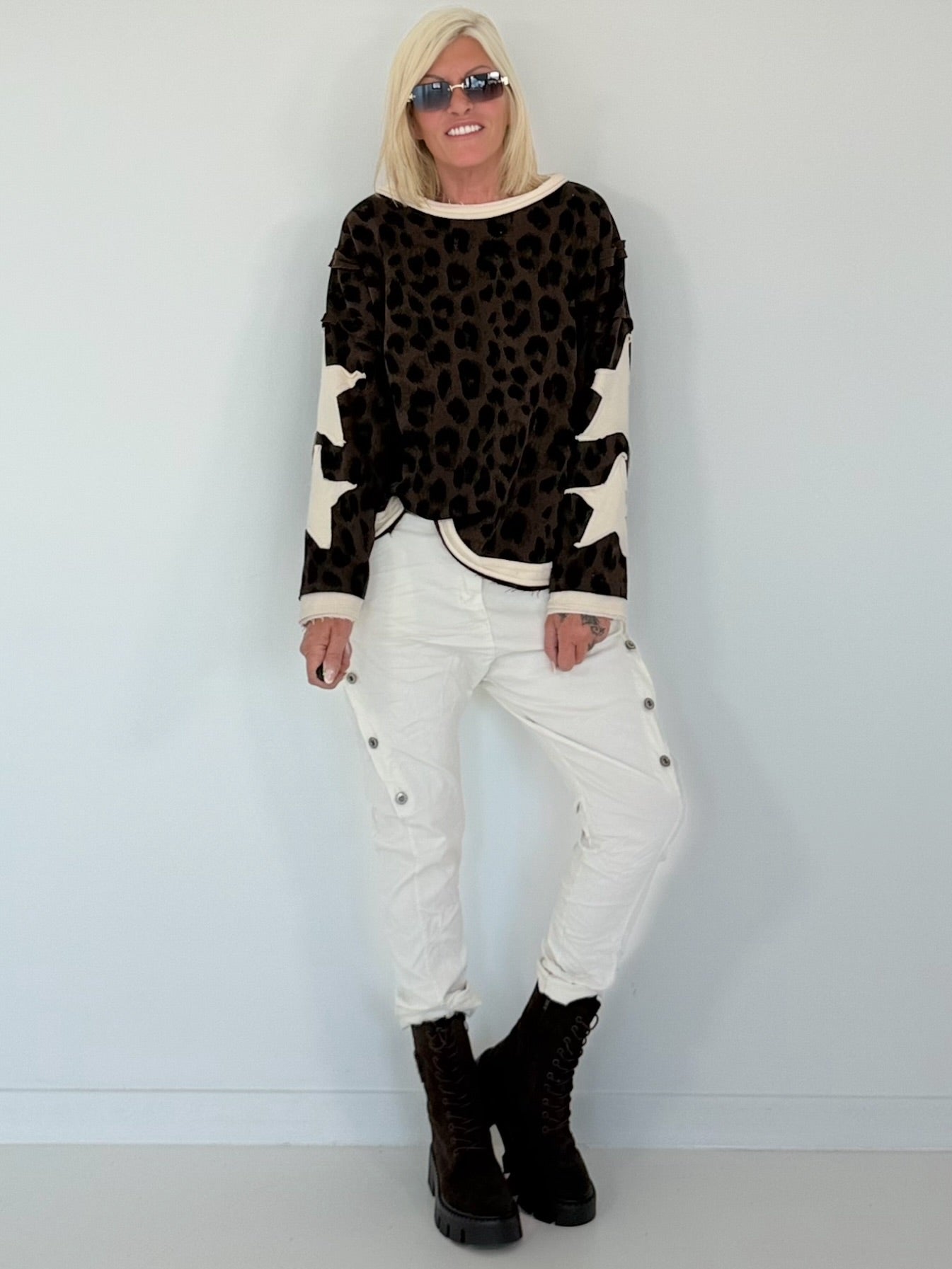Sweatshirt mit All Over Leo-Print und trendigen Sternelementen - mokka