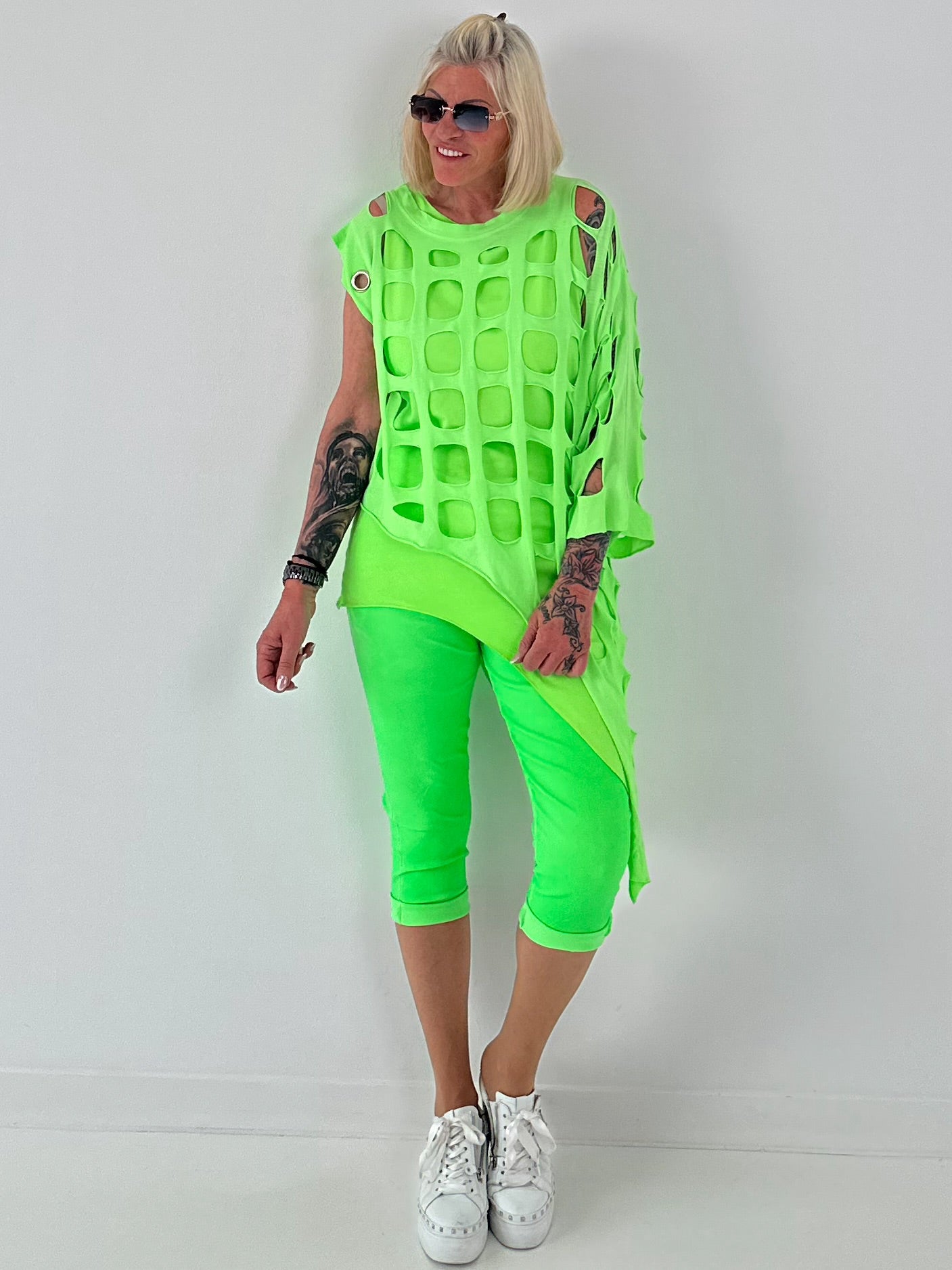 Shirt mit All-Over Cut-Outs und Ösen - neongrün