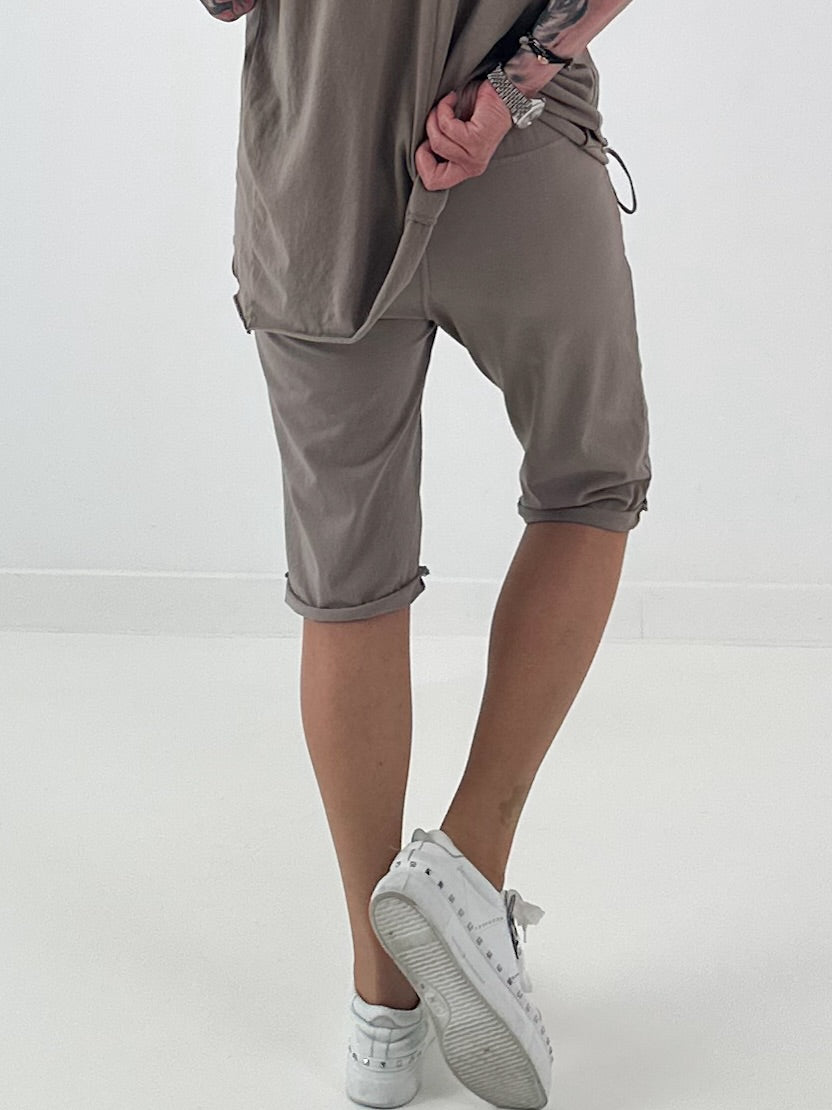 Sweat Short mit Häkelstern und  Nieten - taupe