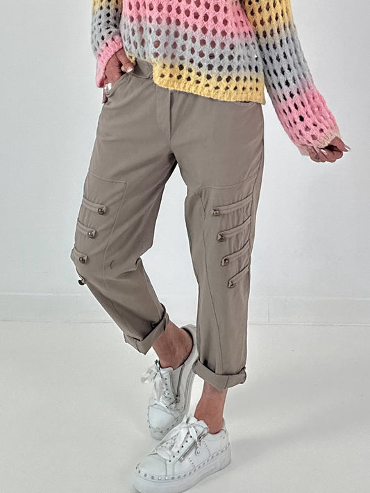 Hose mit elastischem Bund und Knopfdetails - taupe