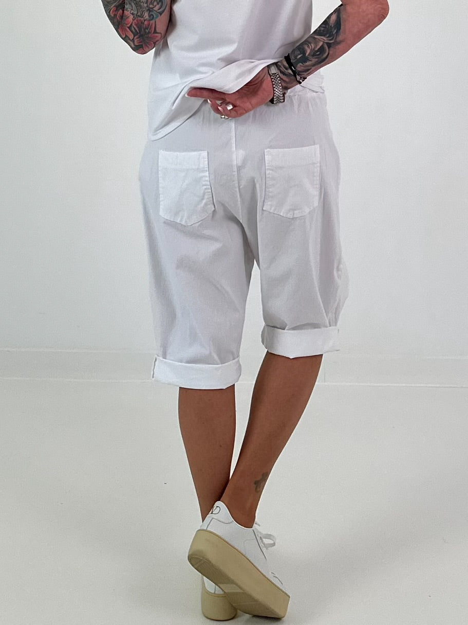 Kurze Baggy mit seitlichem Überwurf - weiss
