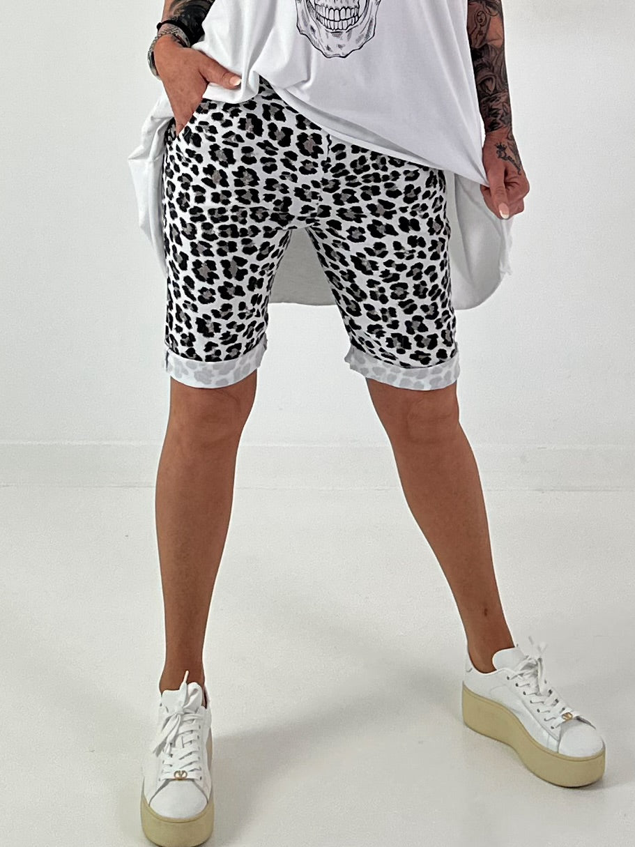 Kurze Hose im Leo Look- weiss