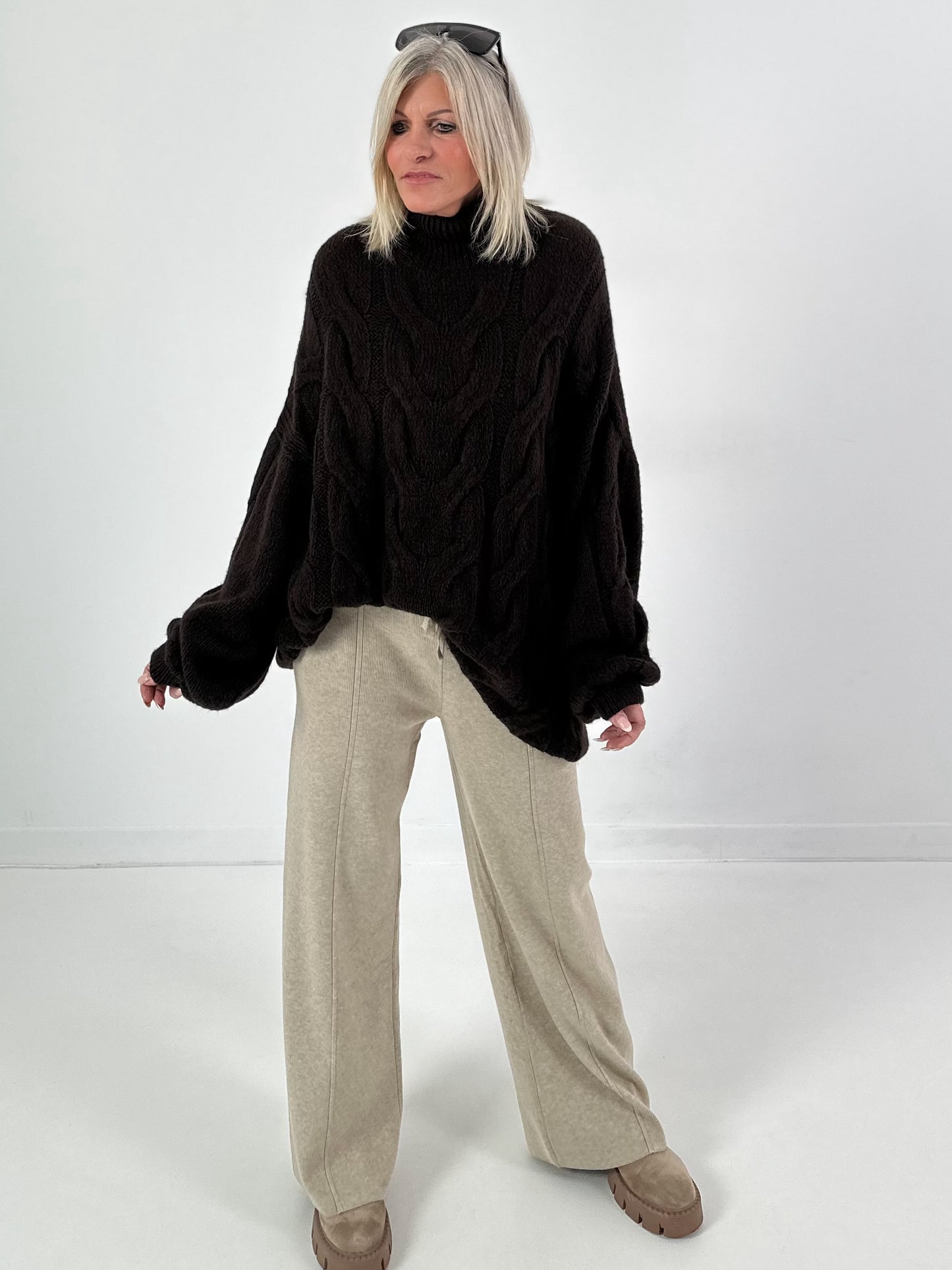 Lässiger Pullover mit Zopfmuster Modell "Pure Cable" - coffee